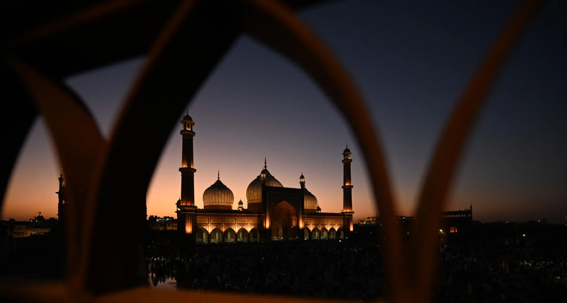 O icônico Taj Mahal ao amanhecer, um símbolo da rica herança cultural da Índia.