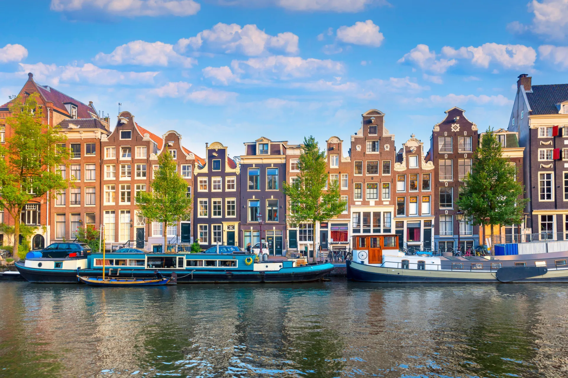 Montagem de imagens com canais de Amsterdã e os Alpes Suíços, representando os Países Baixos e a Suíça.