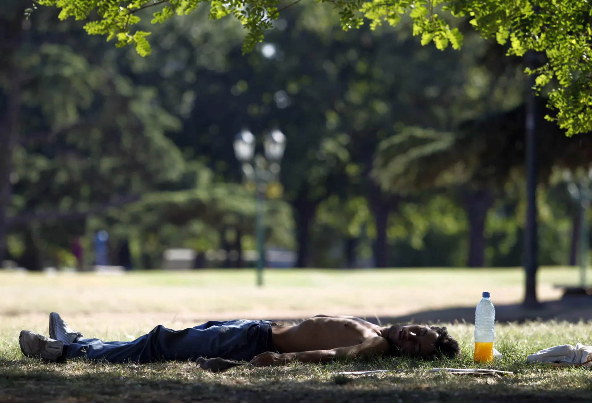 Pessoas vestindo roupas de verão em Buenos Aires durante um dia anormalmente quente no inverno.