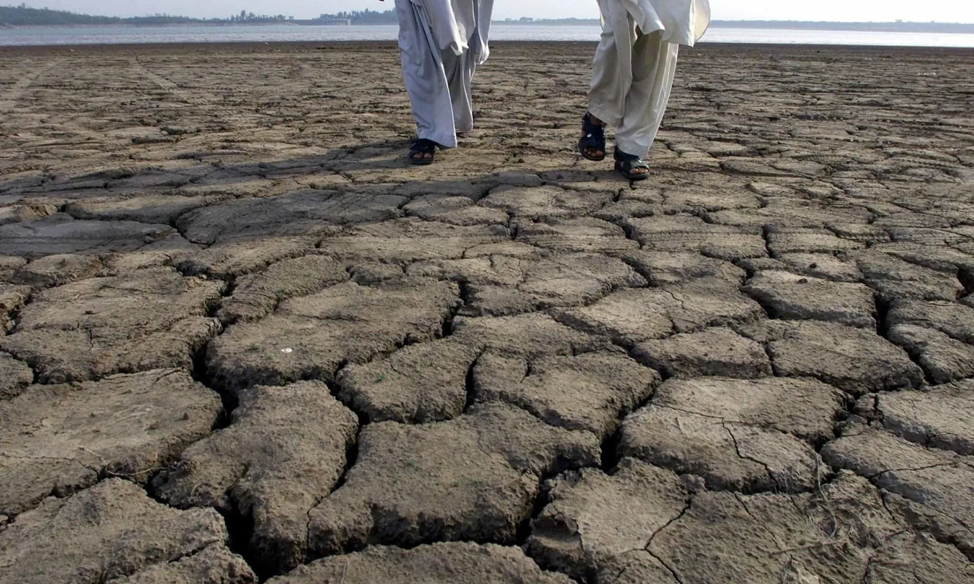 Leito de rio seco e rachado na província de Sindh, no Paquistão.