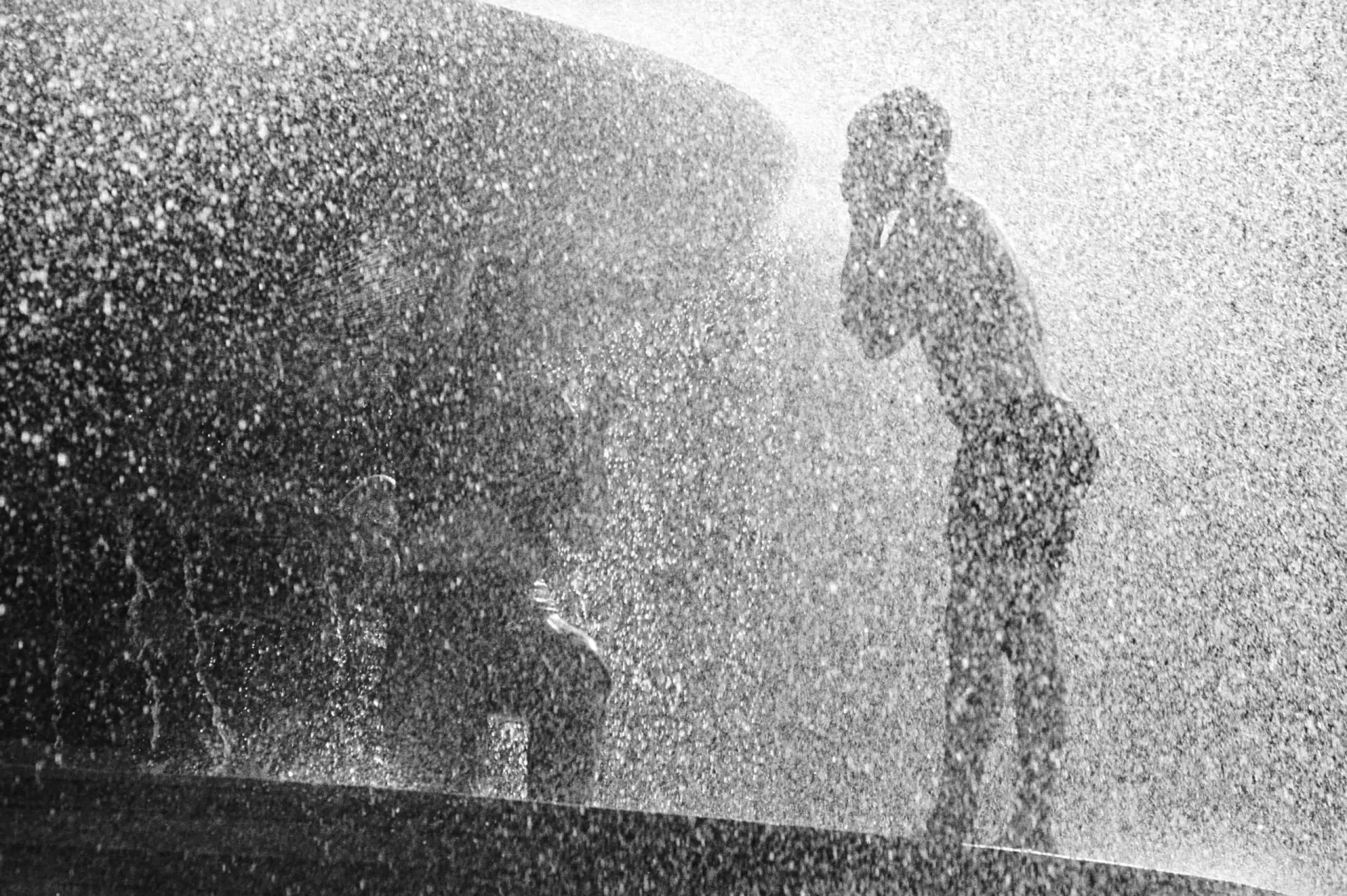 Guarda da Rainha recebendo água durante um dia quente em Londres, nos anos 90.