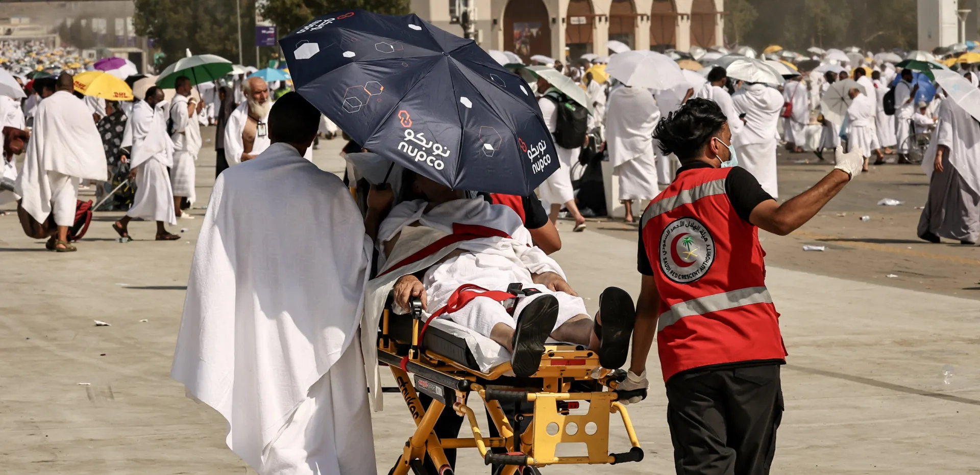 Multidão de peregrinos muçulmanos em Meca sob o sol escaldante da Arábia Saudita.