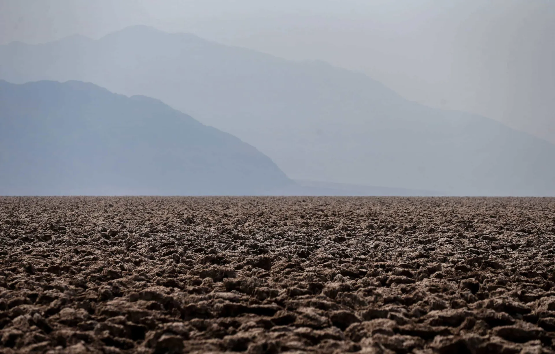 Paisagem árida e ensolarada do Vale da Morte, na Califórnia.