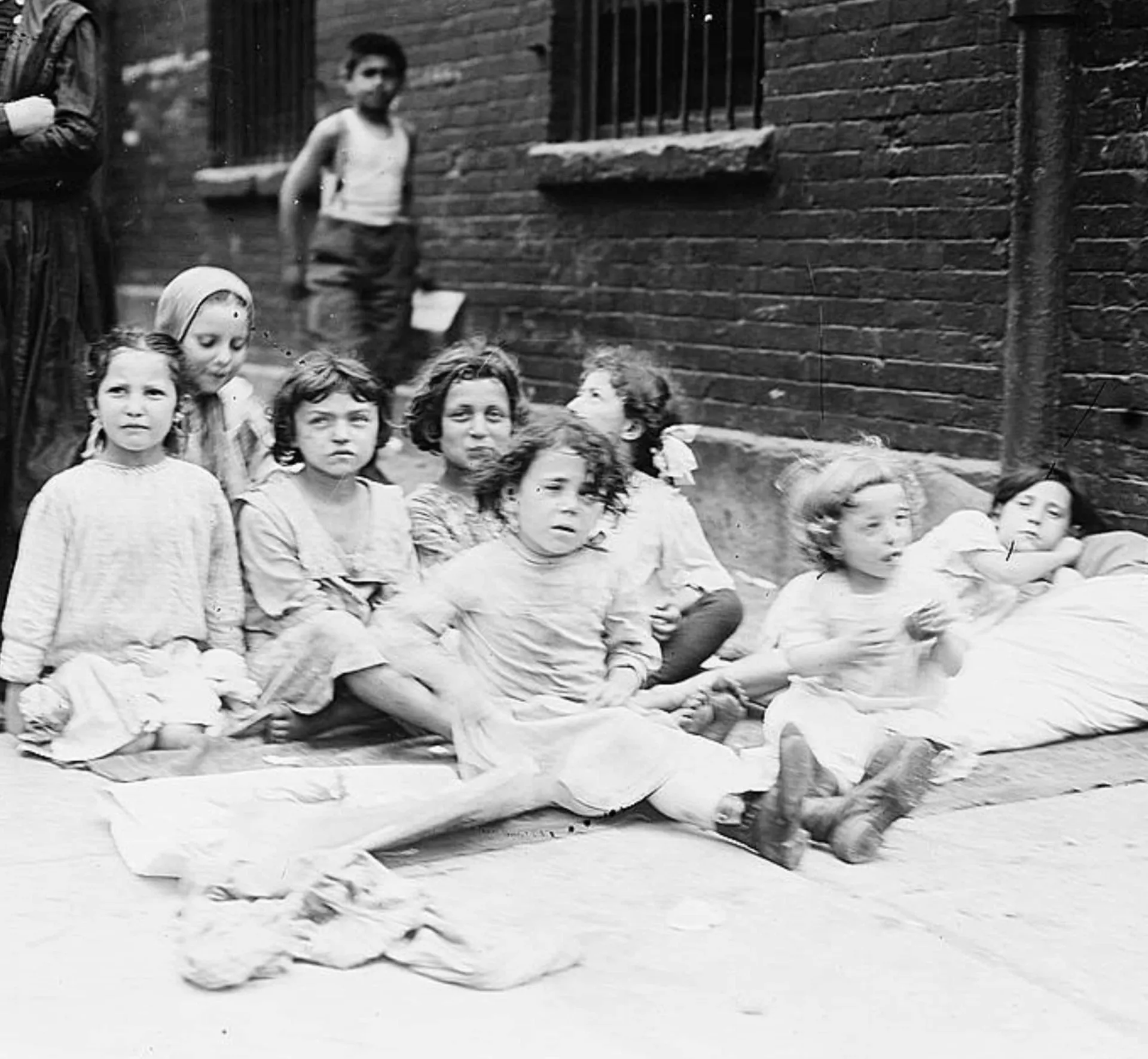 Pessoas dormindo em parques e telhados para escapar do calor em uma cidade americana em 1911.