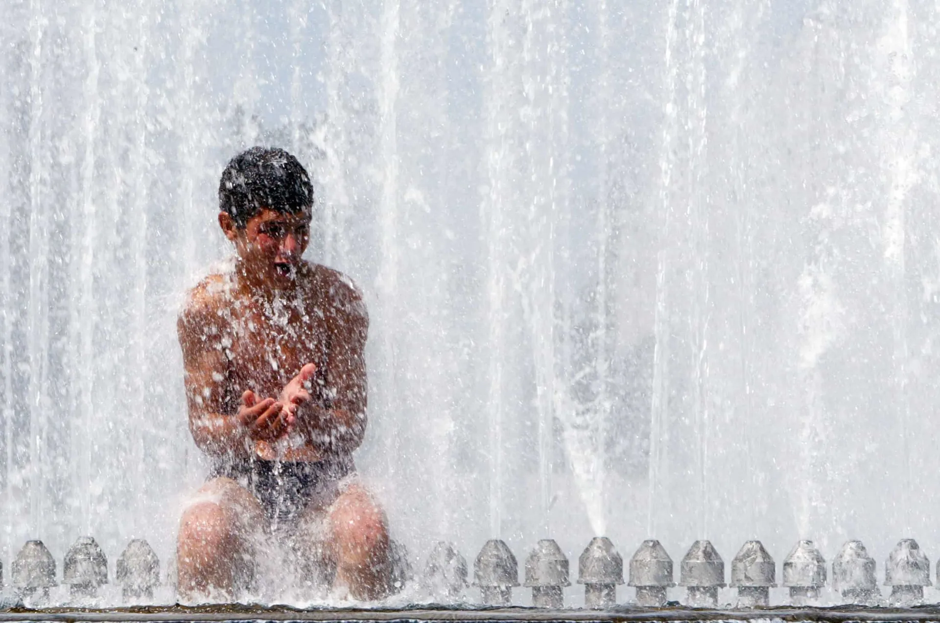 Asfalto derretido em uma rua de Tbilisi, Geórgia, devido ao calor intenso.