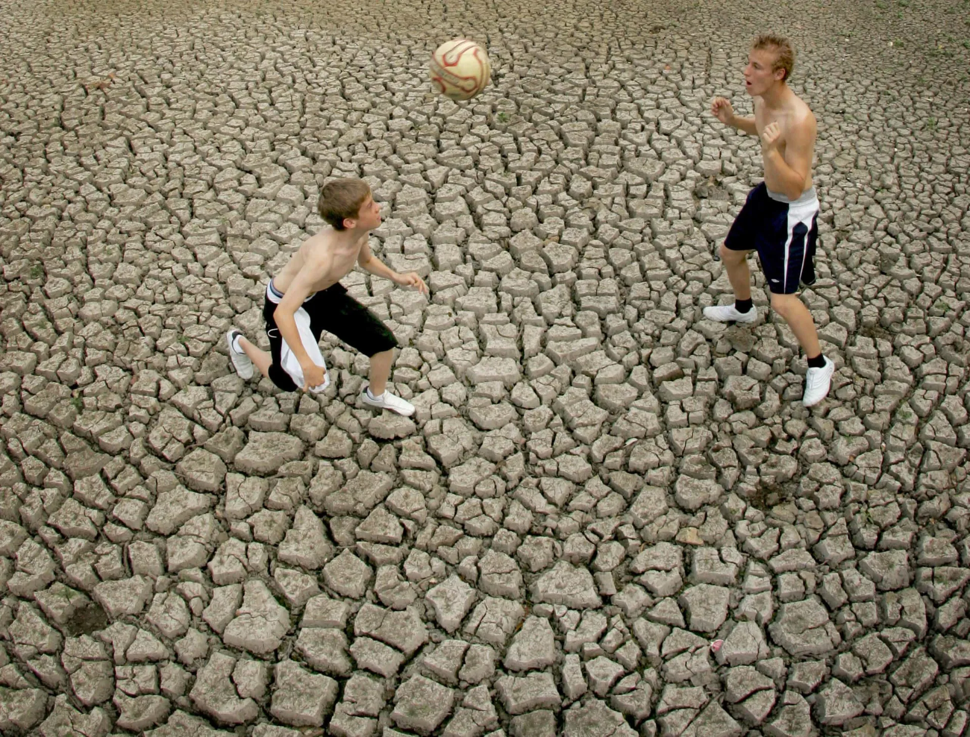 Turistas se refrescando em uma fonte em Paris durante a onda de calor de 2006.