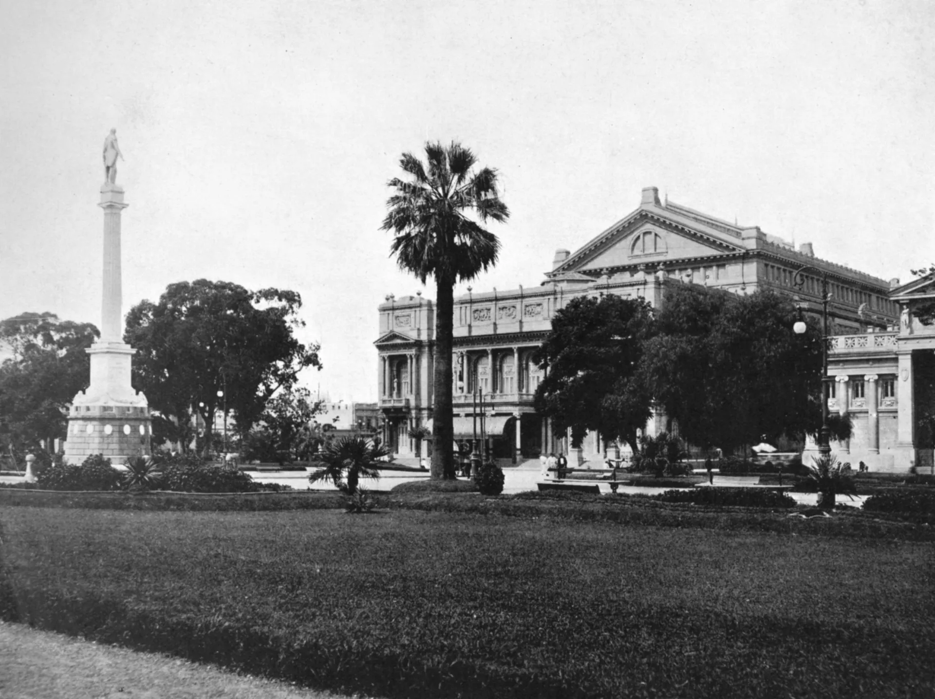 Imagem de arquivo de Buenos Aires no início de 1900, com pessoas buscando sombra.
