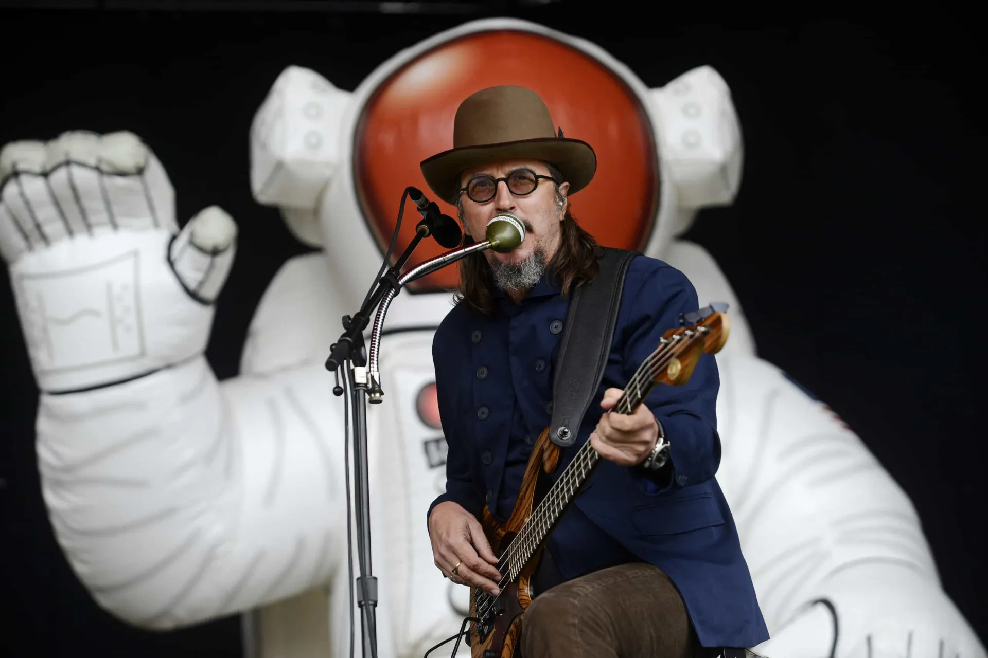 Les Claypool, baixista e vocalista do Primus, em uma performance excêntrica no palco.