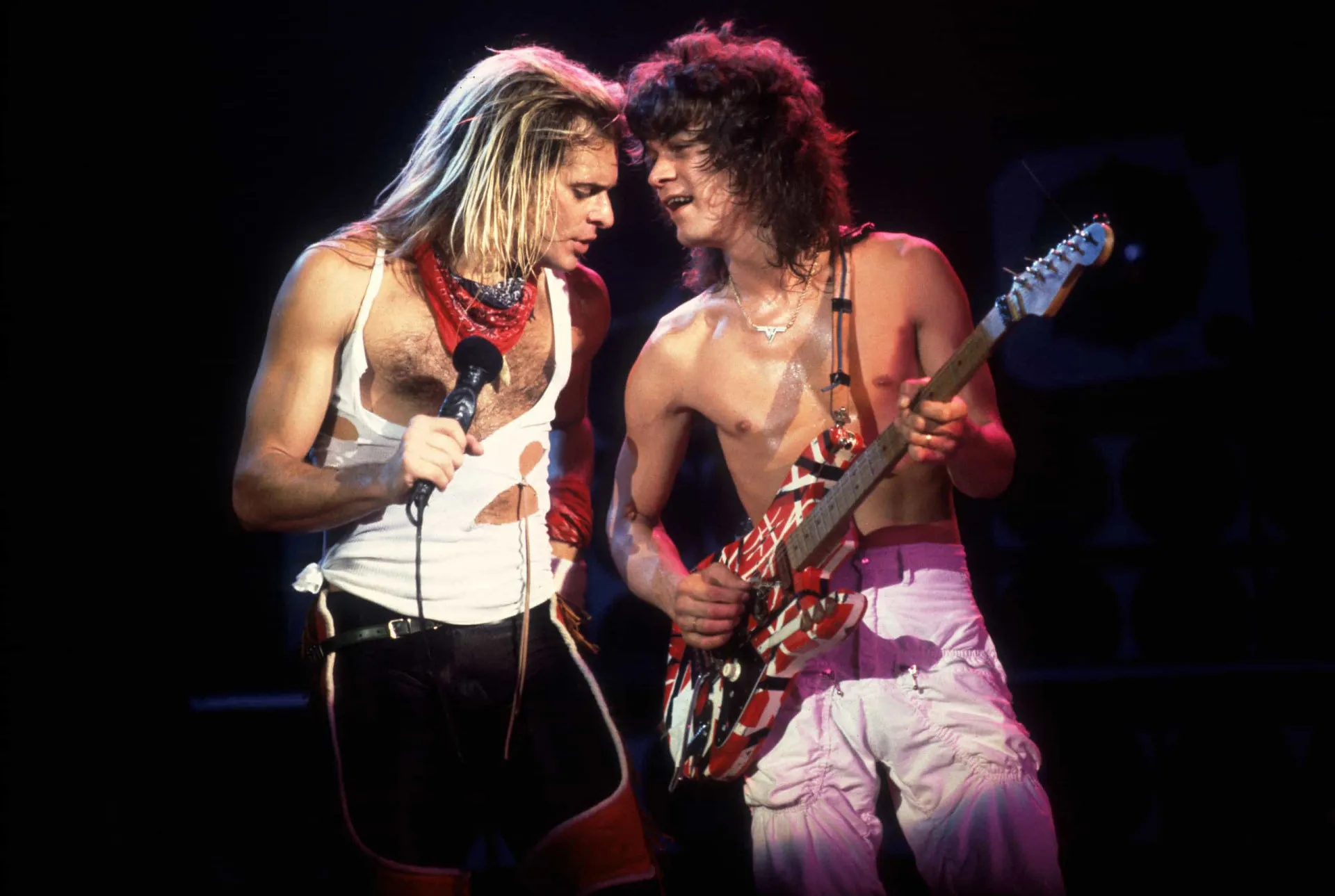 A banda de rock Van Halen posando para uma foto em grupo nos anos 80.