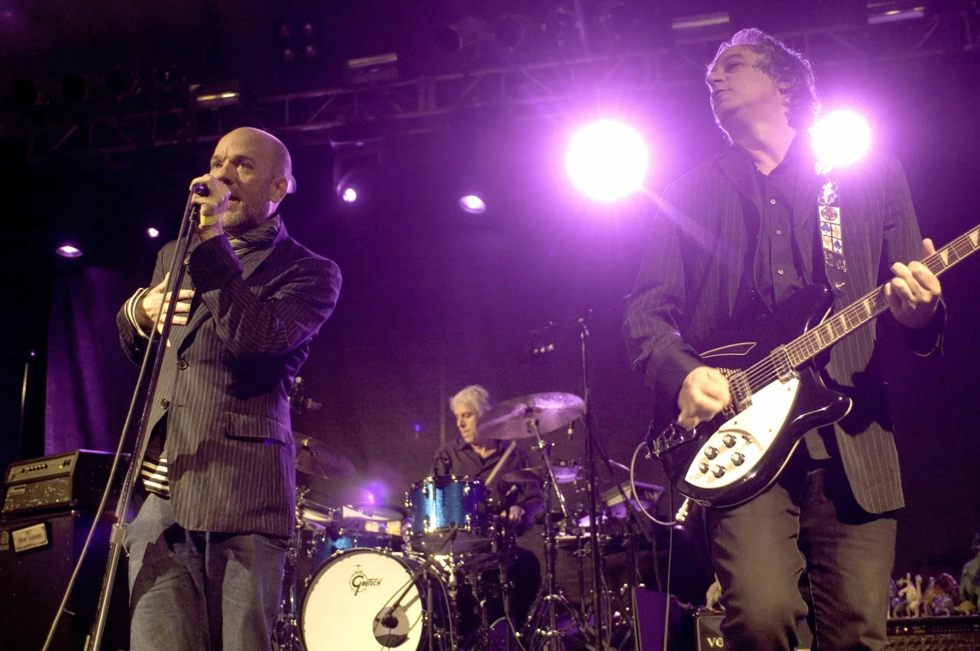 Michael Stipe, vocalista do R.E.M., cantando apaixonadamente em um show.