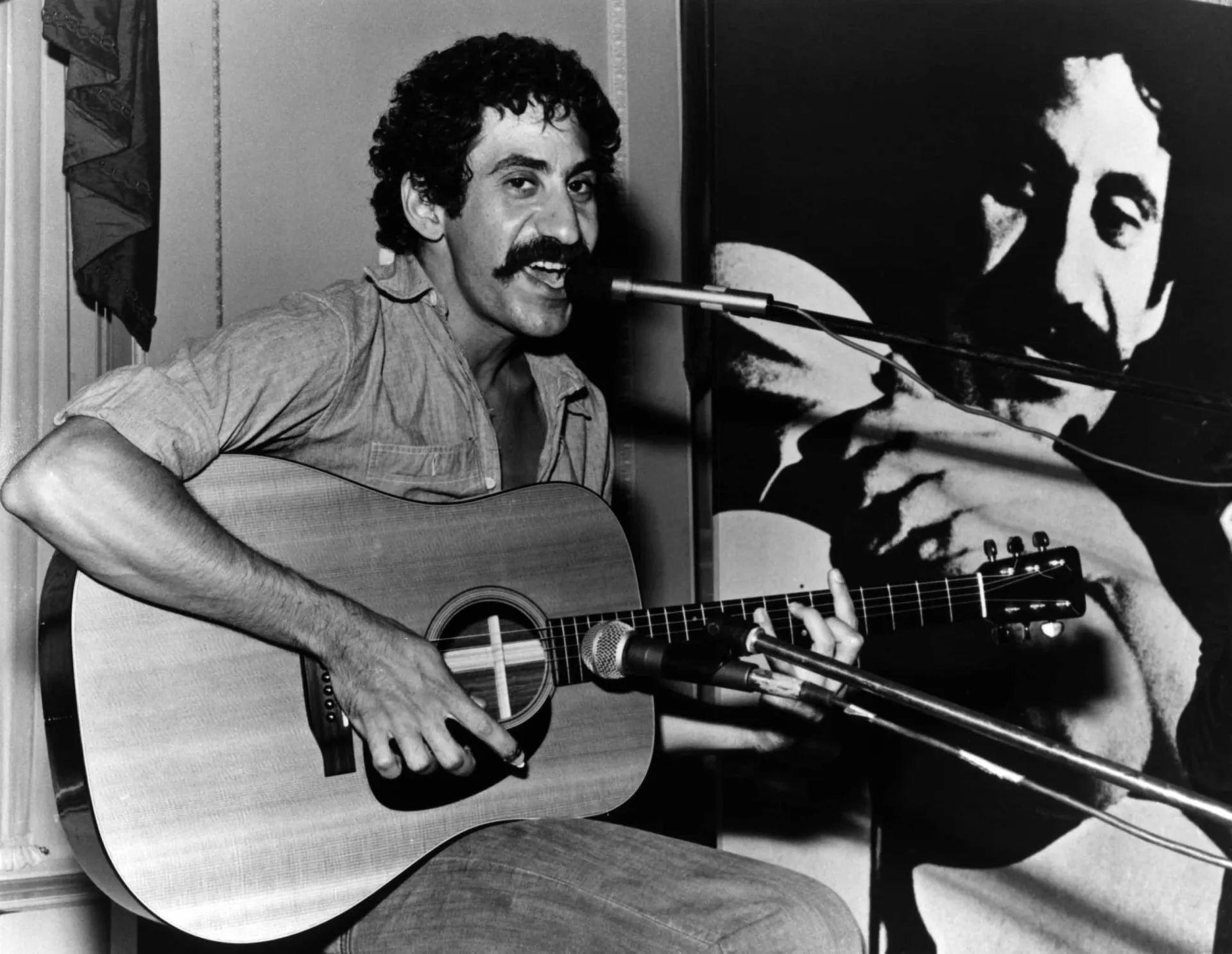 O cantor e compositor Jim Croce tocando violão, em uma foto clássica dos anos 70.