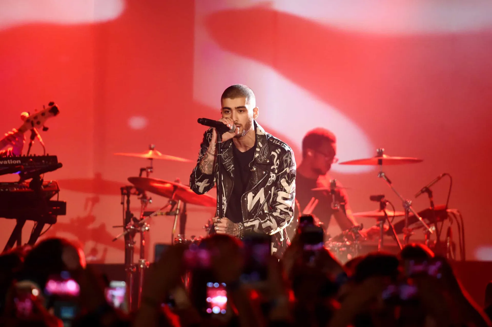 O cantor Zayn Malik com um olhar intenso em um clipe ou sessão de fotos.