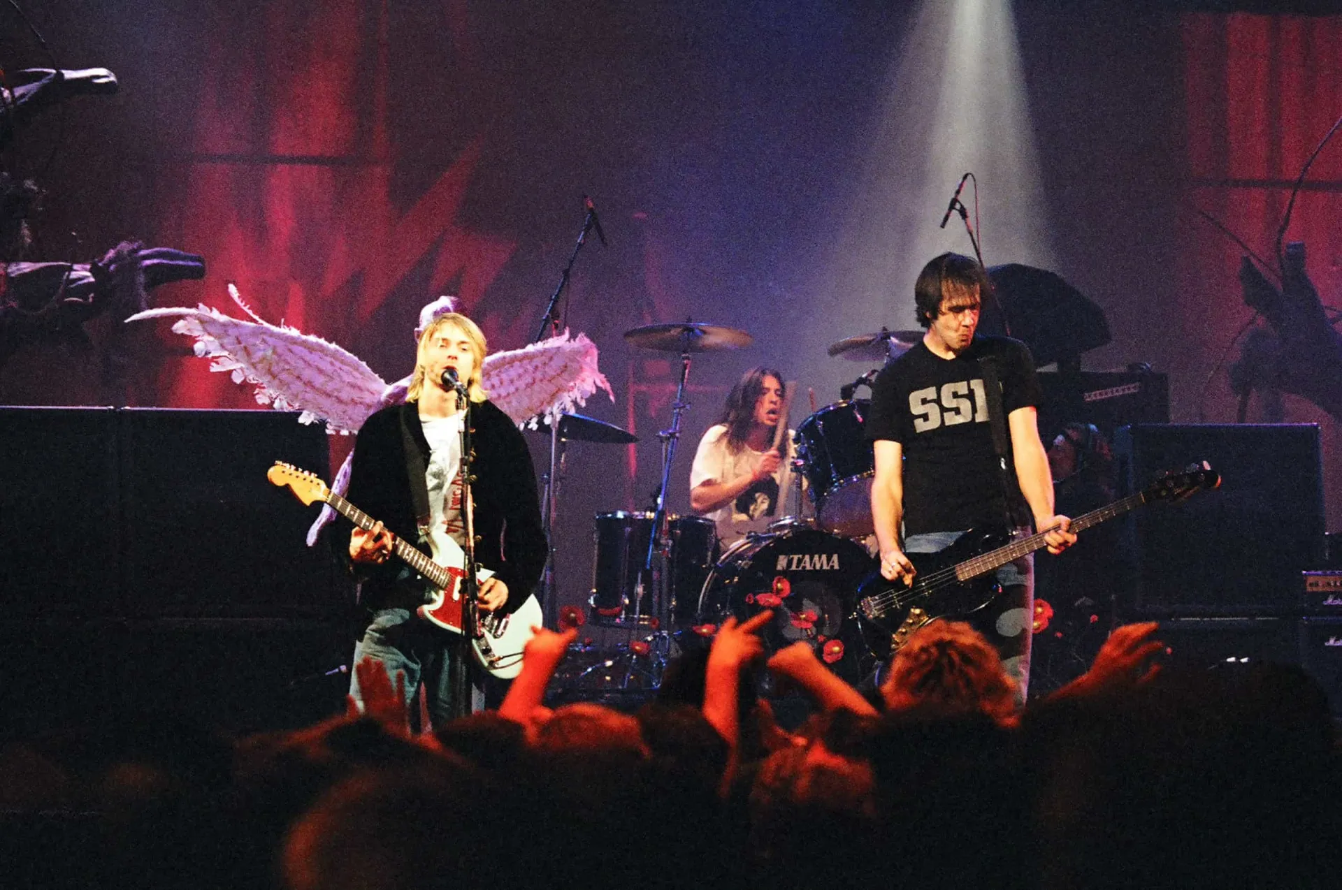 Kurt Cobain, do Nirvana, tocando guitarra com intensidade durante um show.