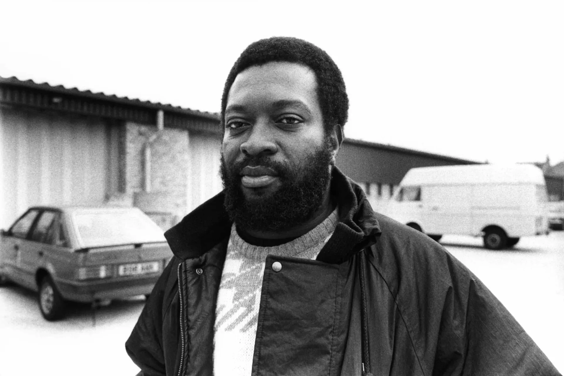 O cantor de reggae Junior Murvin em uma foto de estúdio, com um olhar sério e concentrado.