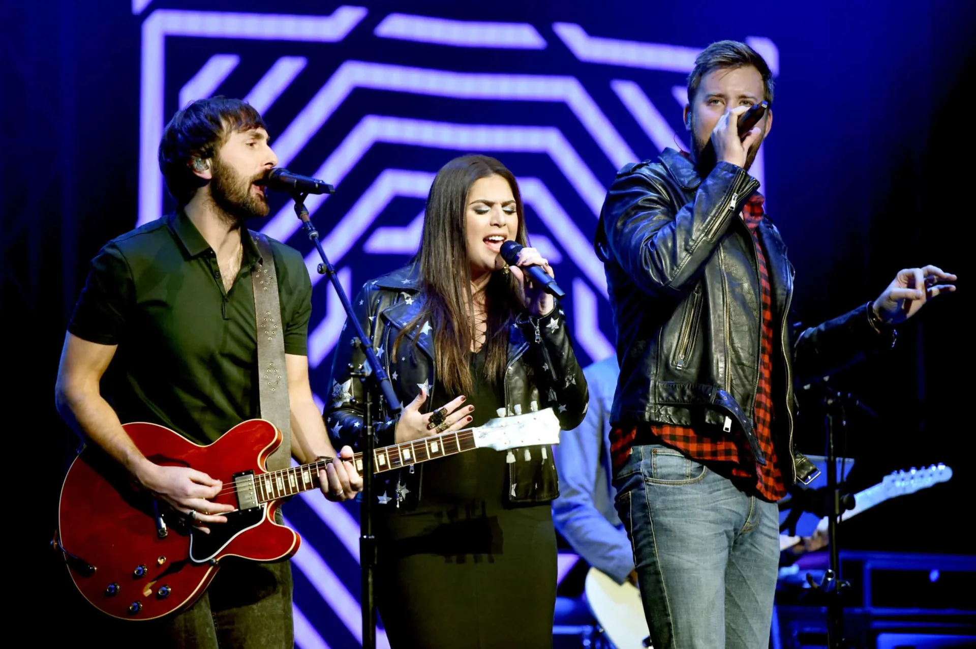 O grupo country Lady A (anteriormente Lady Antebellum) em uma performance ao vivo.