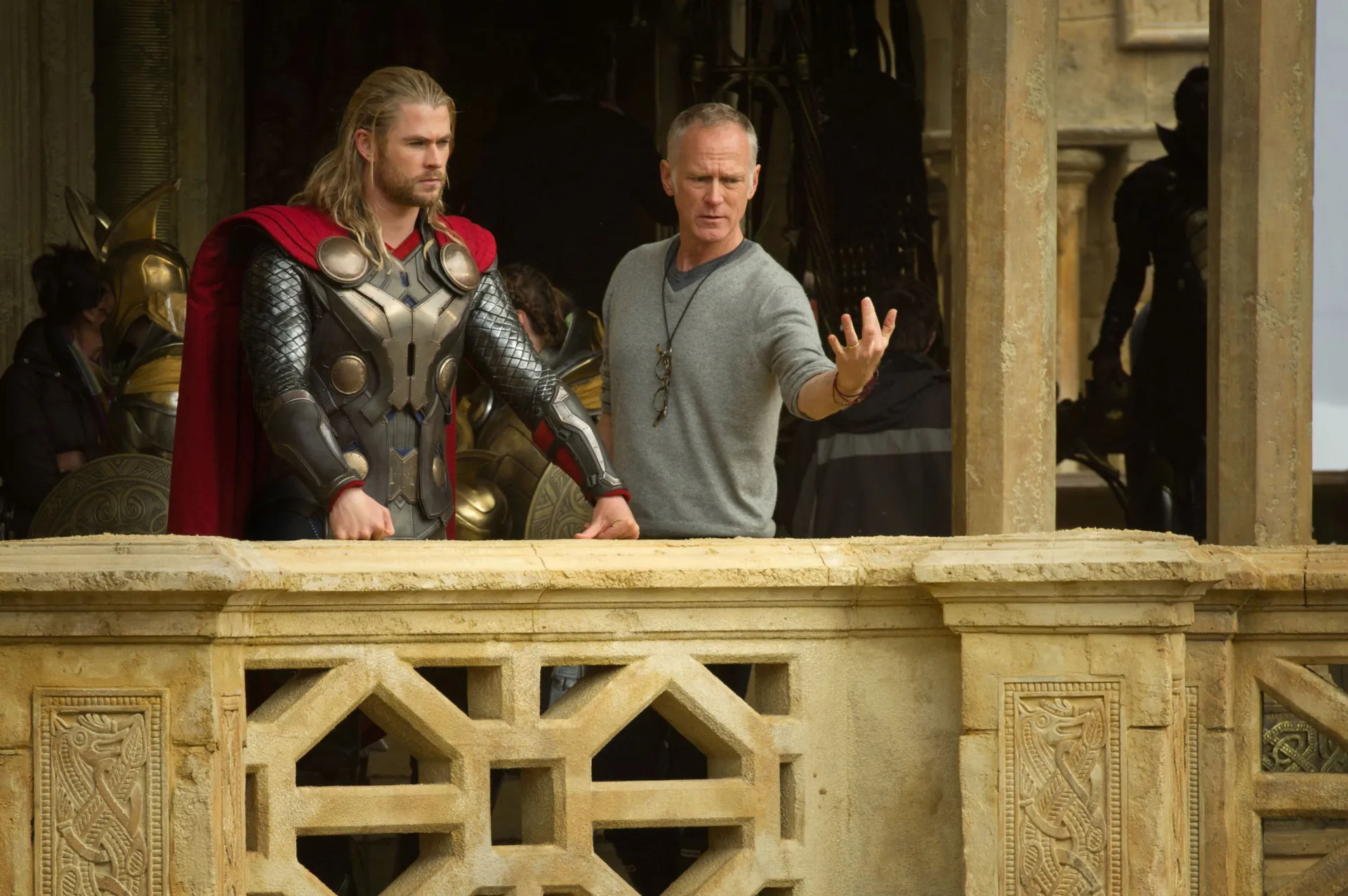 Diretor Alan Taylor em um evento de divulgação, com uma expressão séria que reflete sua frustração com o filme da Marvel.