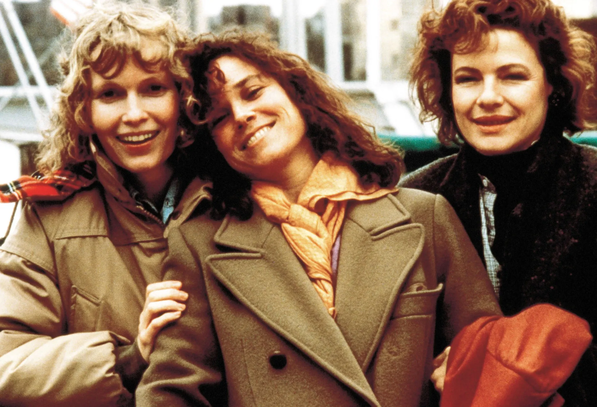Woody Allen e Mia Farrow em uma cena de 'Hannah e Suas Irmãs', refletindo a dinâmica complexa dos personagens.