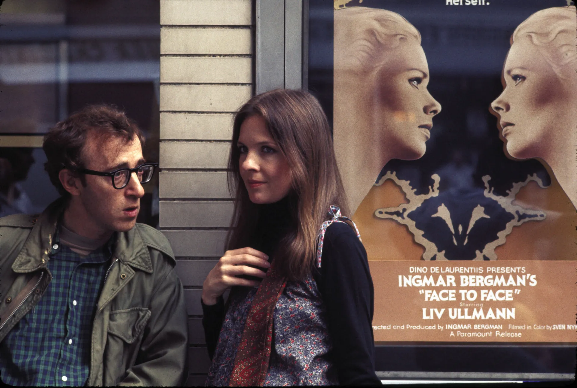 Outra cena do filme, mostrando a química inegável entre Woody Allen e Diane Keaton, que cativou o público.