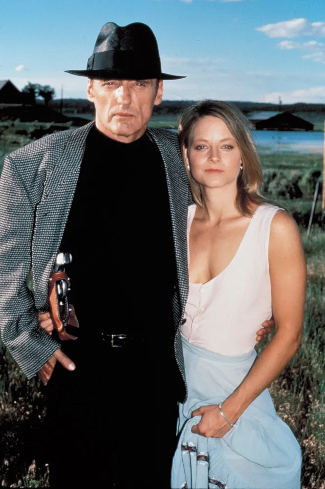 Os atores Dennis Hopper e Jodie Foster em uma cena do filme 'Atraída Pelo Perigo'.