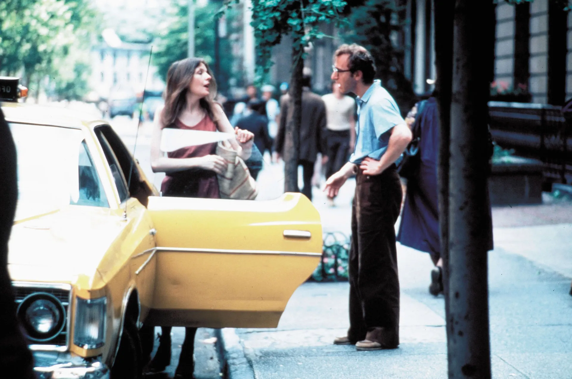 Woody Allen e Diane Keaton na icônica cena de 'Noivo Neurótico, Noiva Nervosa', um marco do cinema.