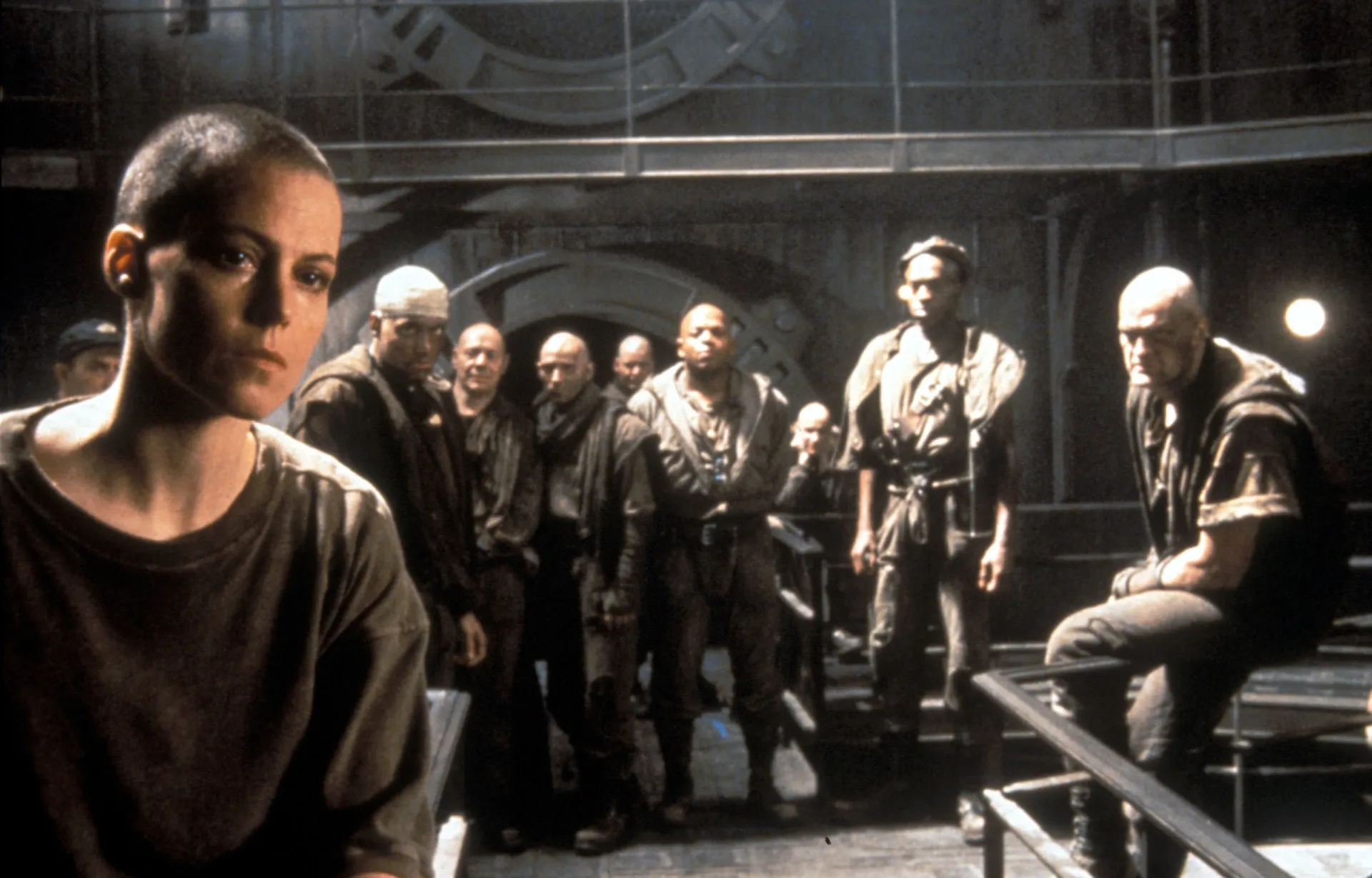 O monstro Xenomorfo de 'Alien 3' em uma cena aterrorizante, que mesmo assim não salvou o filme da ira de seu diretor.