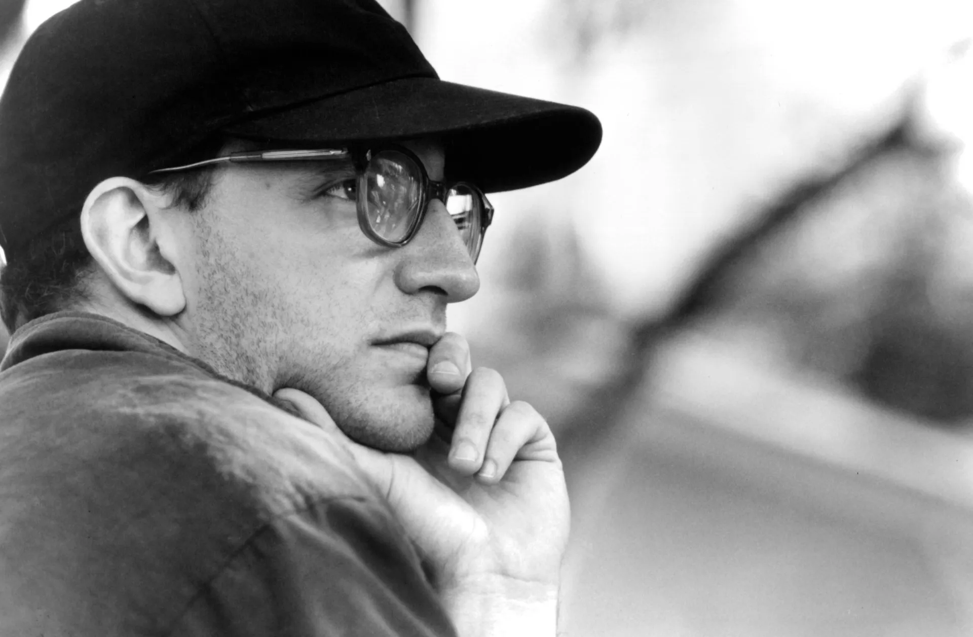 O diretor Steven Soderbergh em um evento, com uma expressão reflexiva sobre sua carreira.