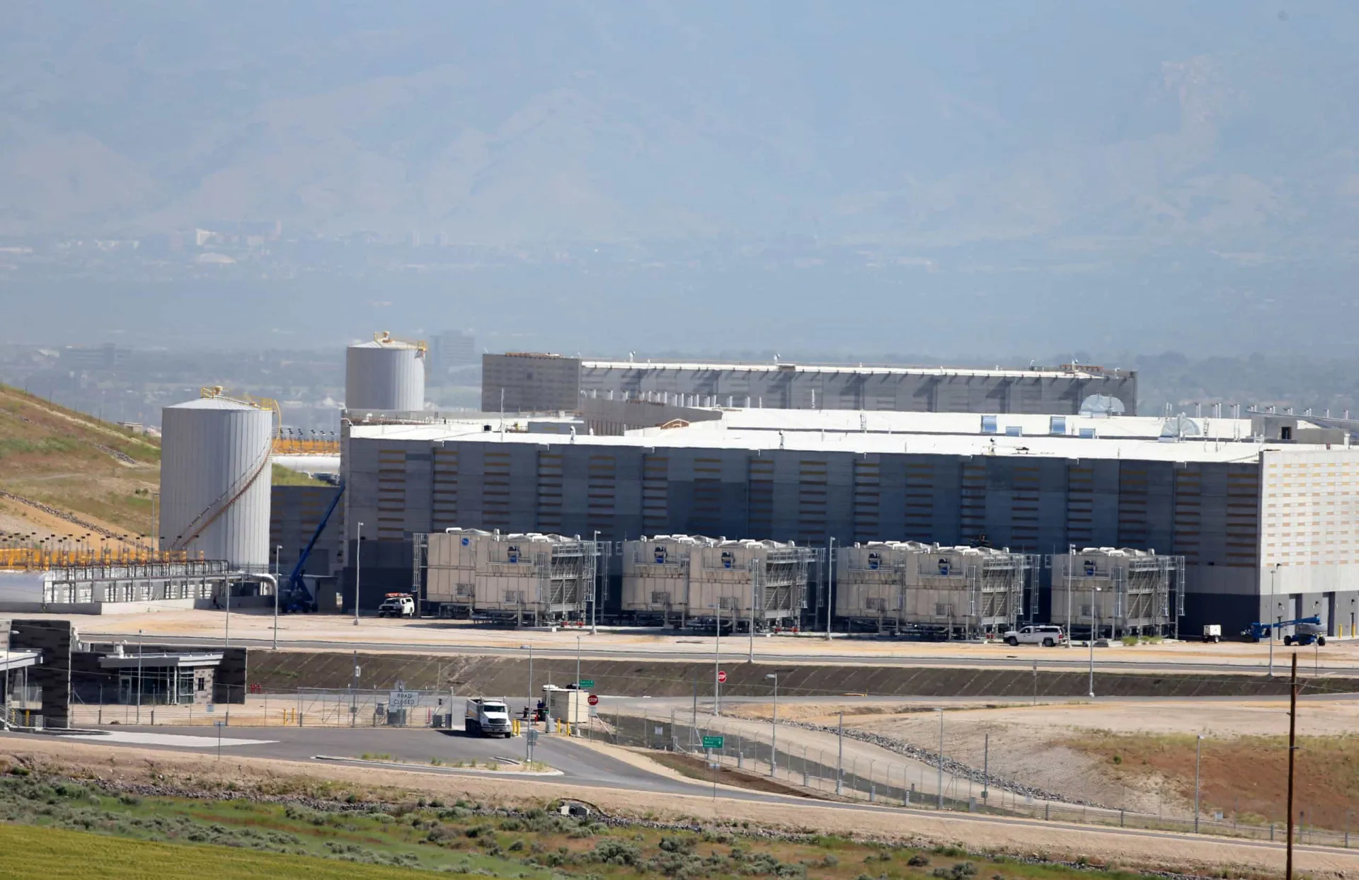 Vista aérea do Utah Data Center, uma enorme instalação de armazenamento de dados da NSA no deserto.