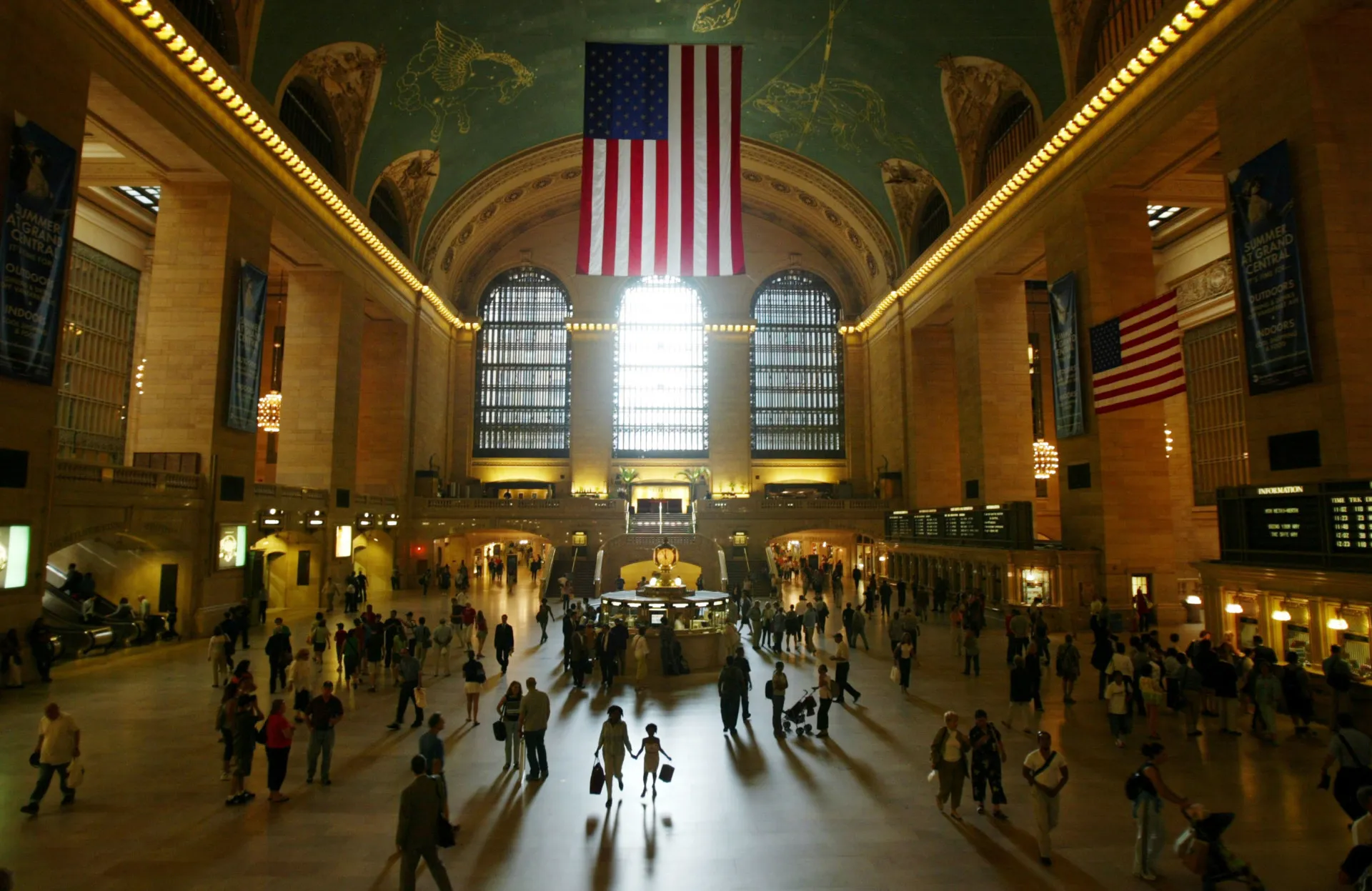 Interior da Grand Central Station, com seu famoso relógio e teto estrelado, escondendo um bunker abaixo.