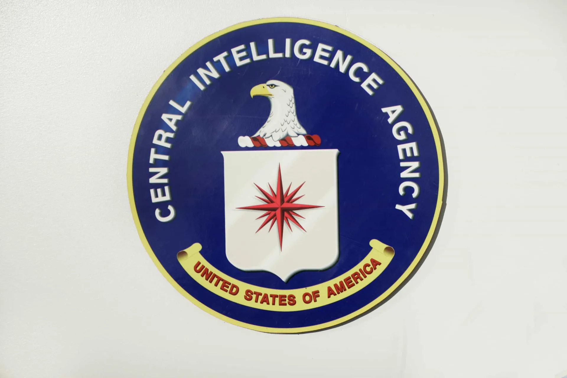 Uma ilustração de uma cabeça humana com engrenagens, representando o controle mental do projeto MK Ultra.