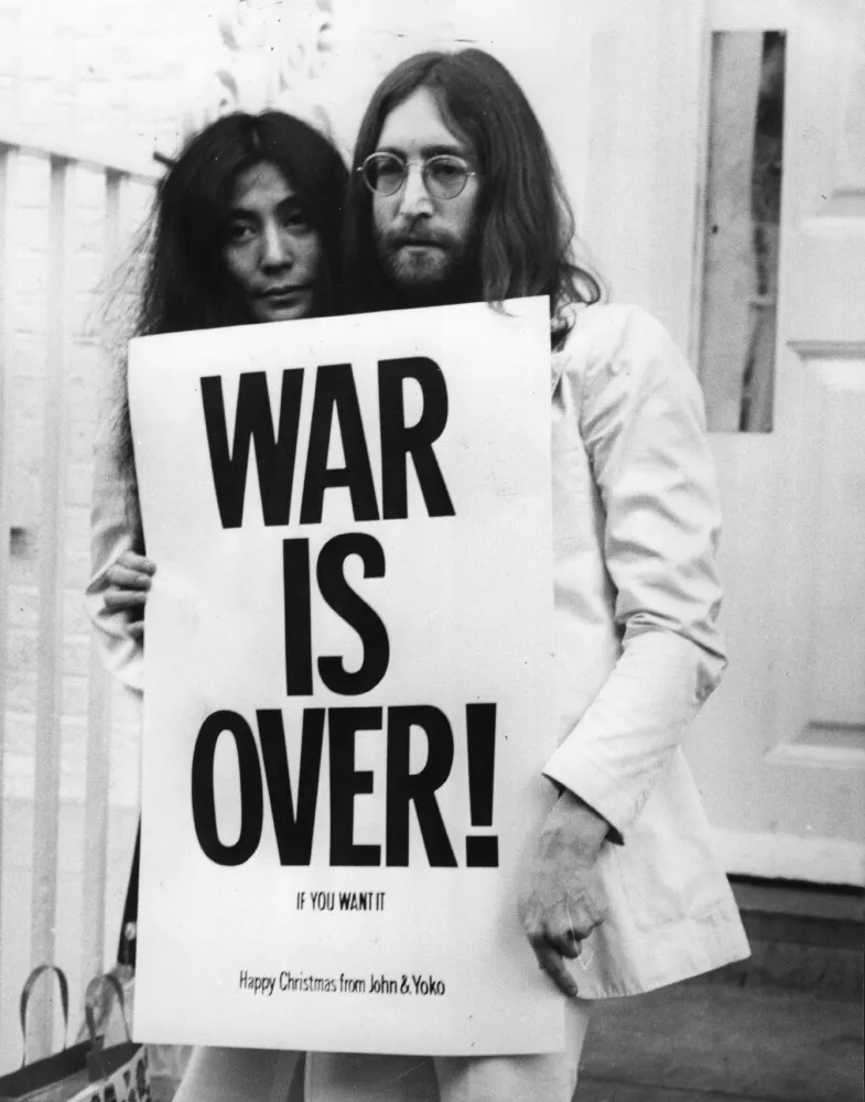 John Lennon, um dos artistas mais famosos que foi investigado e vigiado pelo FBI.