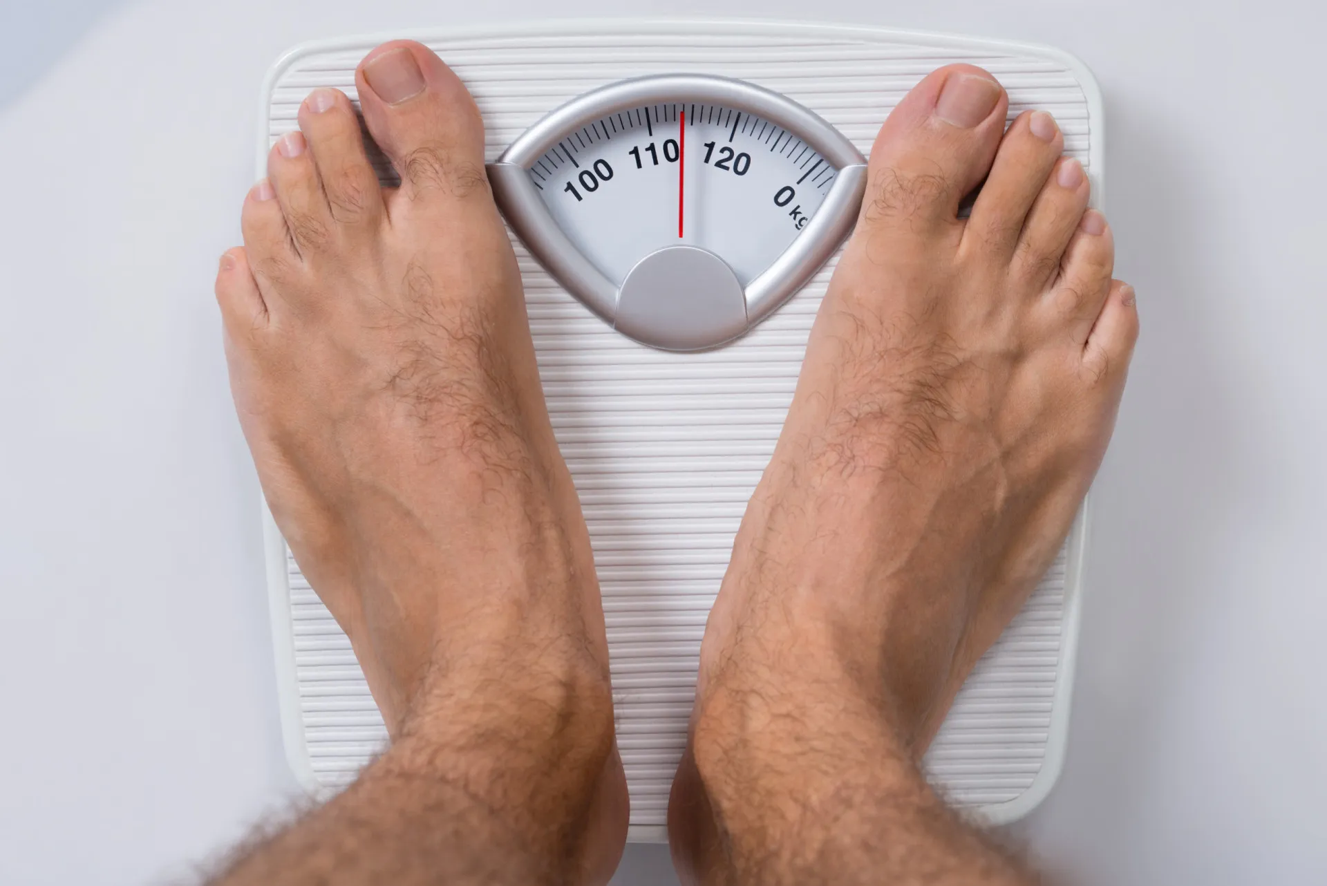 Fita métrica enrolada em uma maçã verde, simbolizando dieta e perda de medidas.