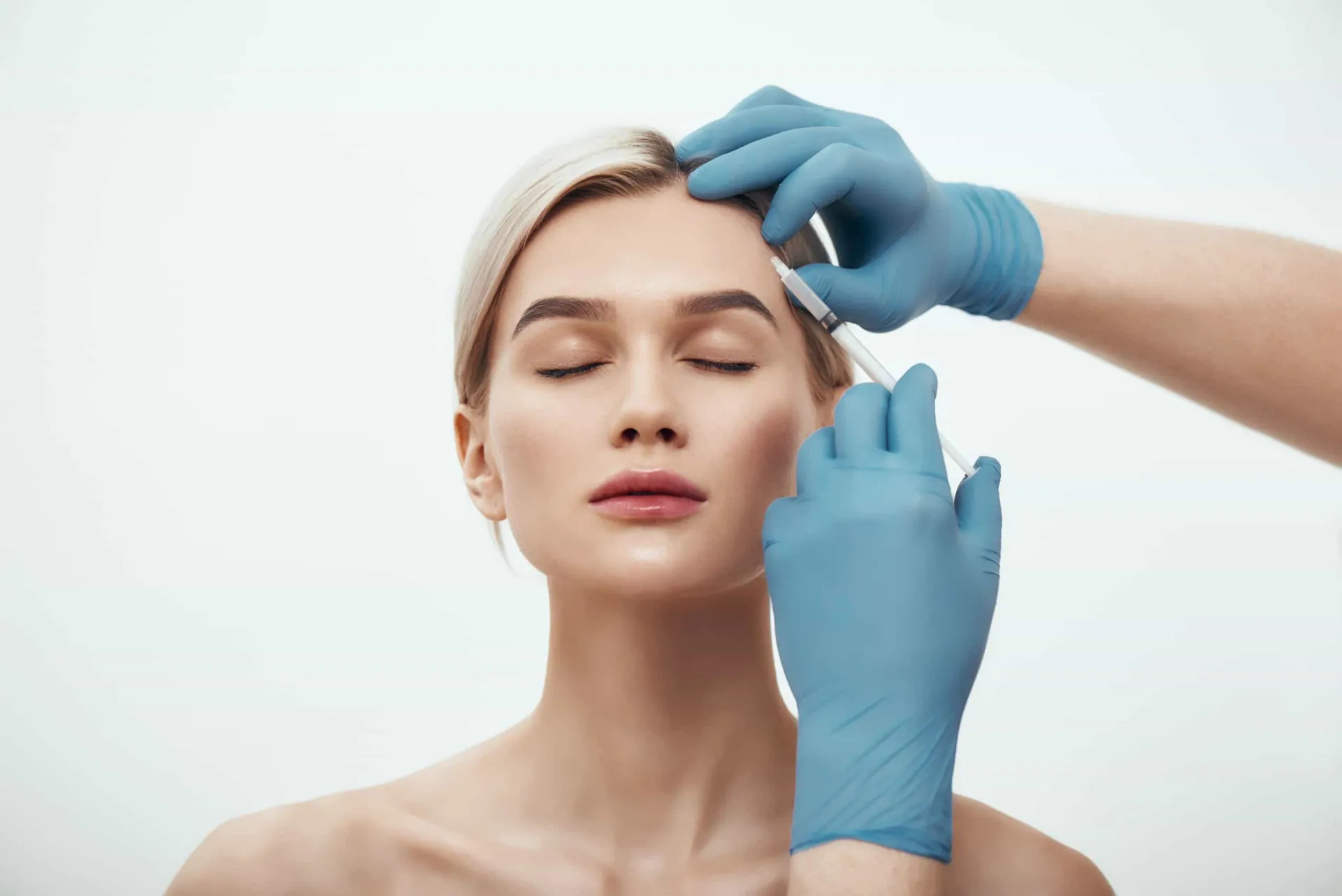 Médico explicando o conceito de microdoses de Botox para uma paciente jovem.