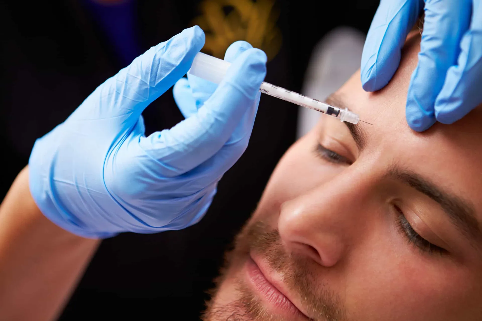 Mulher com expressão exagerada e artificial, mostrando o risco de compensação muscular.
