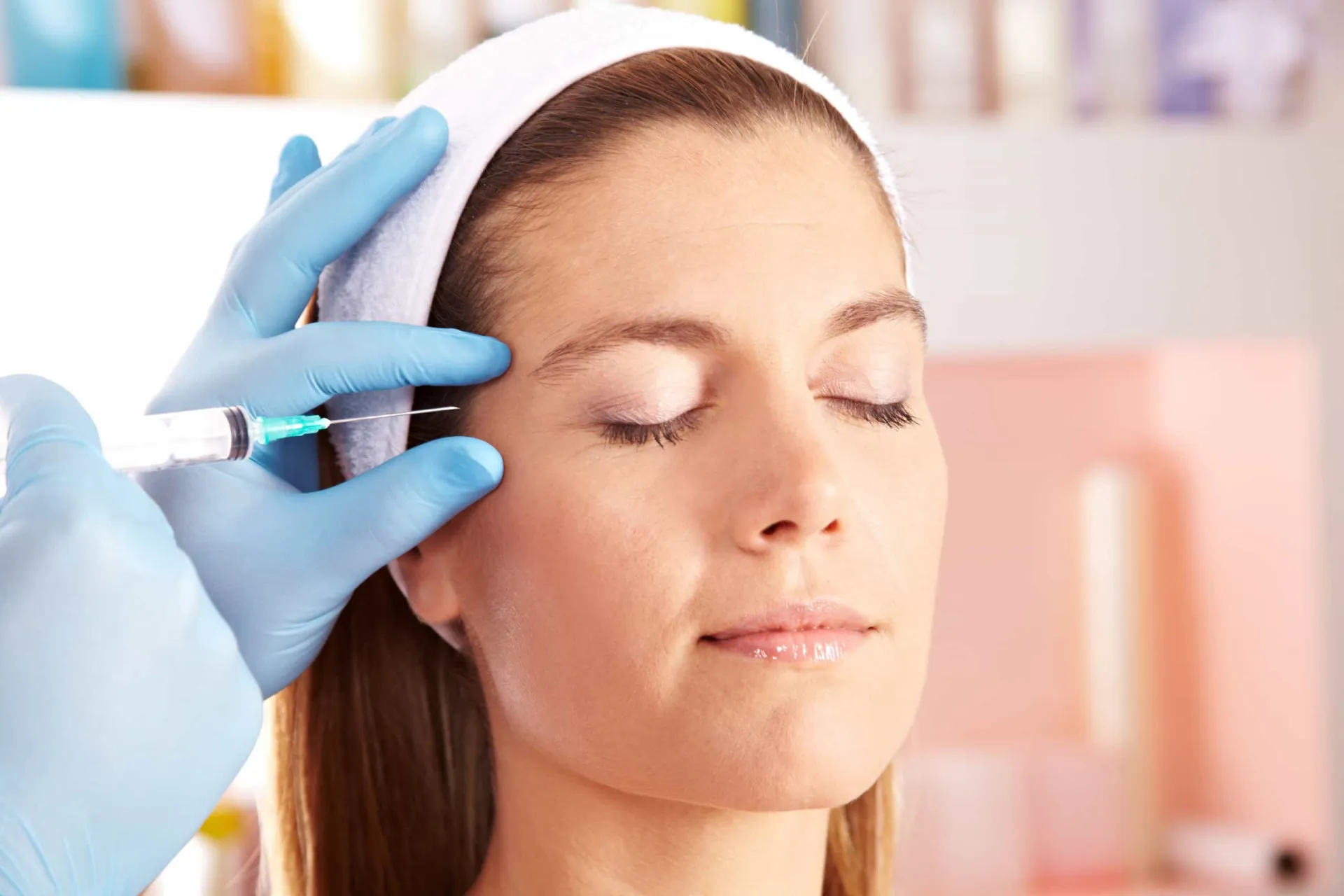 Rosto de uma pessoa mais velha com rugas estáticas profundas, que não são corrigidas pelo Botox.