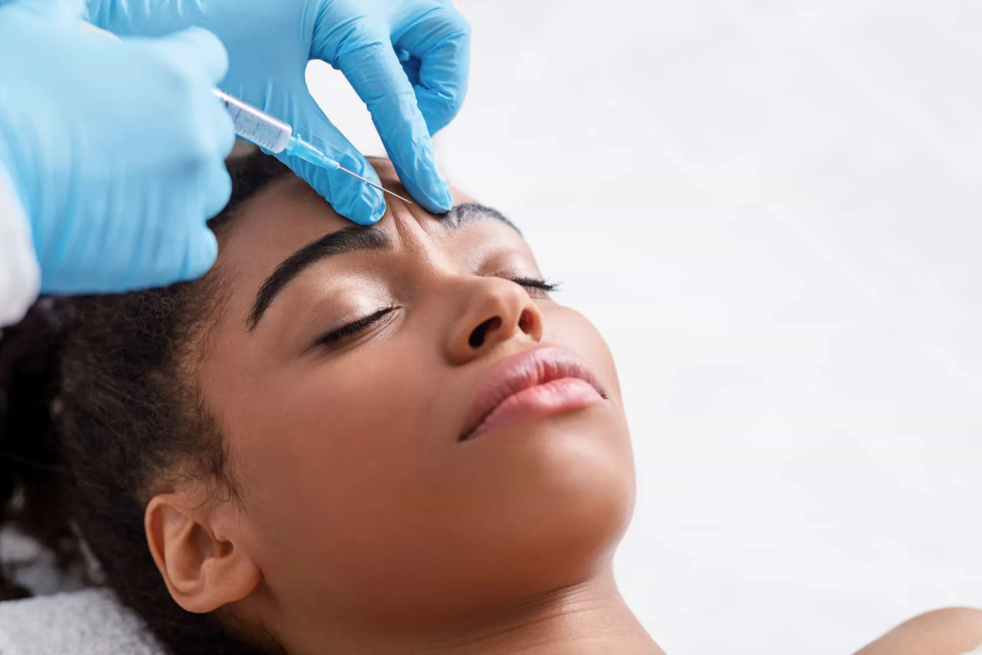 Gráfico do rosto de uma mulher mostrando as áreas de aplicação do Botox e o relaxamento muscular.