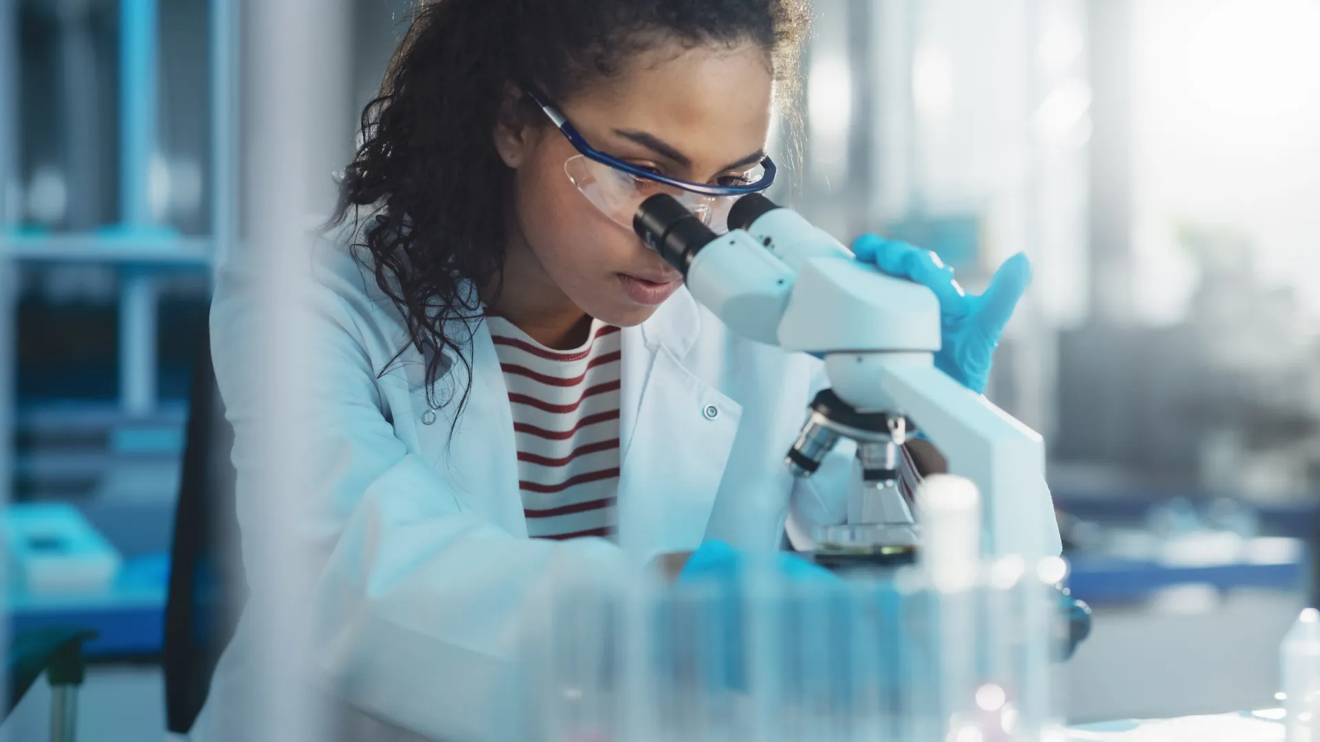 Cientista analisando amostras em um laboratório, representando a pesquisa sobre produtos para a pele.