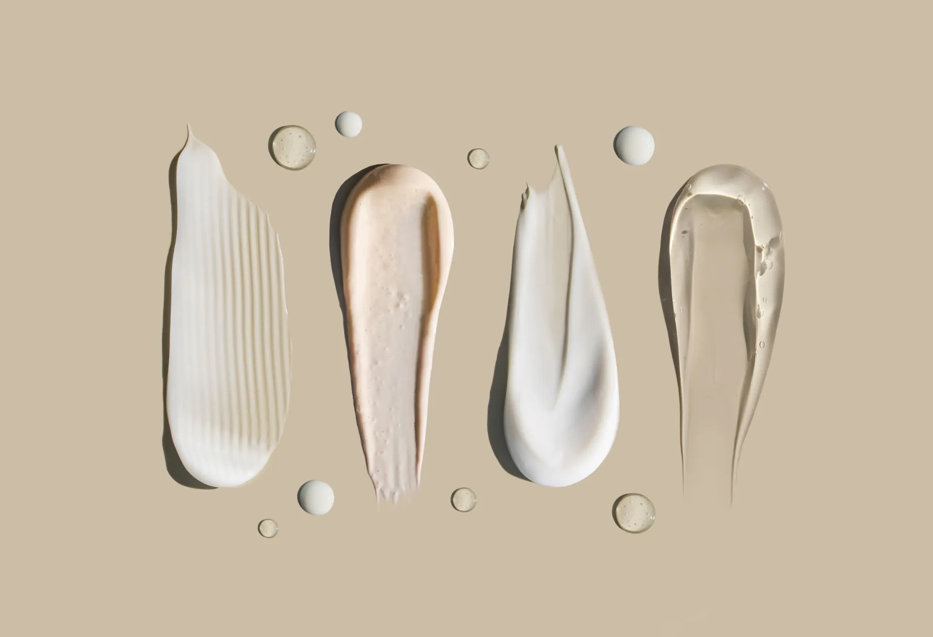 Uma rotina de skincare minimalista, com poucos produtos organizados de forma limpa e simples.