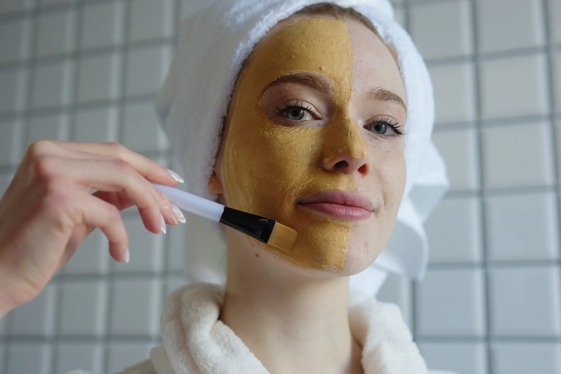 Várias palavras-chave do marketing de beleza, como 'orgânico' e 'sem parabenos', escritas em uma lousa.