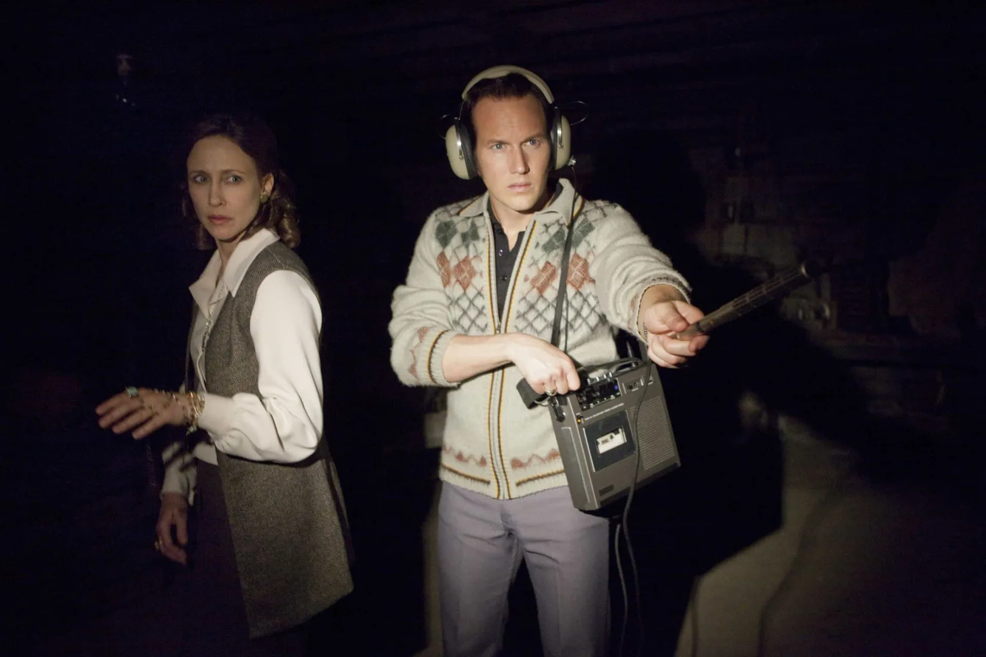Cena do filme 'Invocação do Mal', com uma das personagens sendo aterrorizada por uma força invisível.