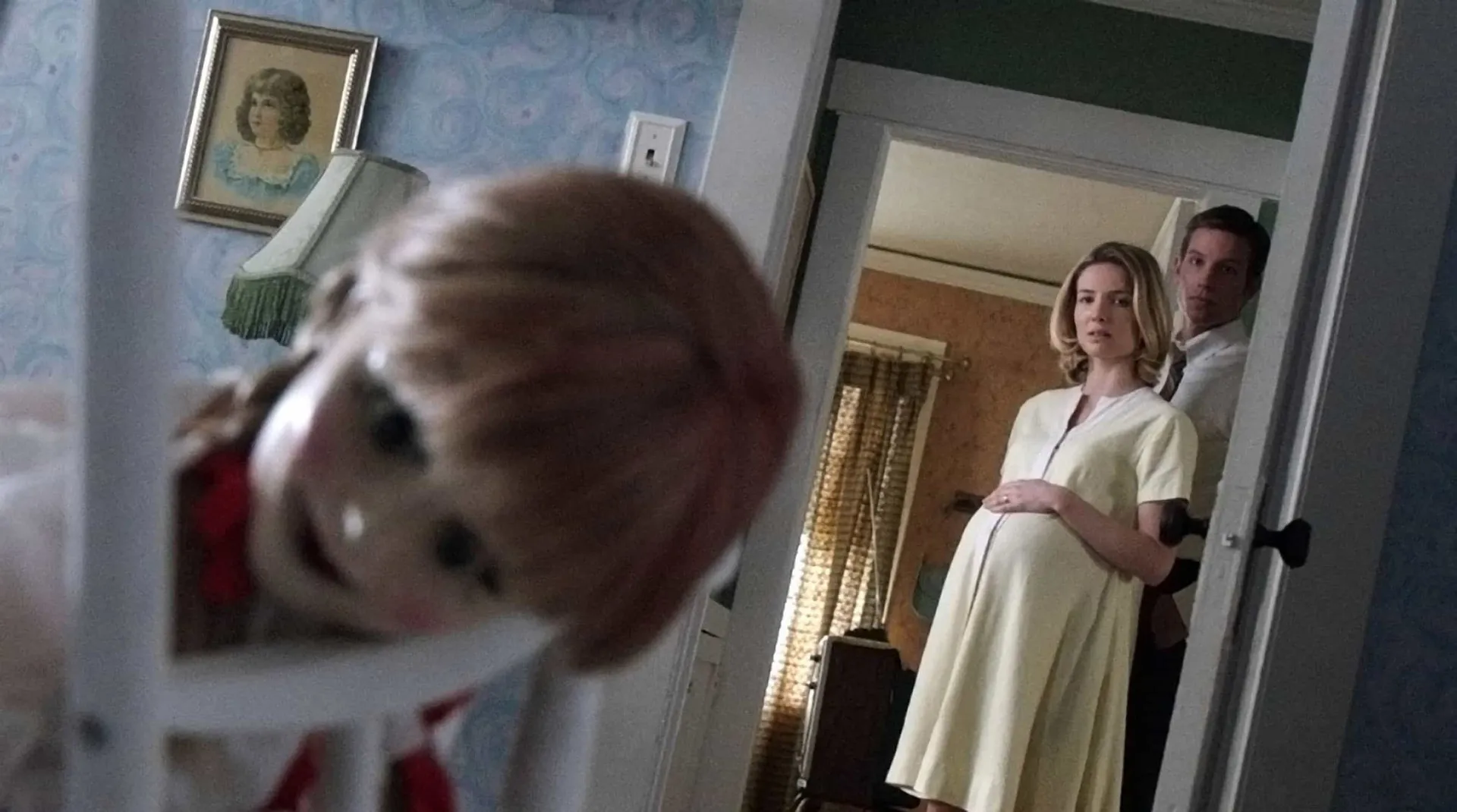 A assustadora boneca Annabelle do filme, com seu visual de porcelana e sorriso sinistro.