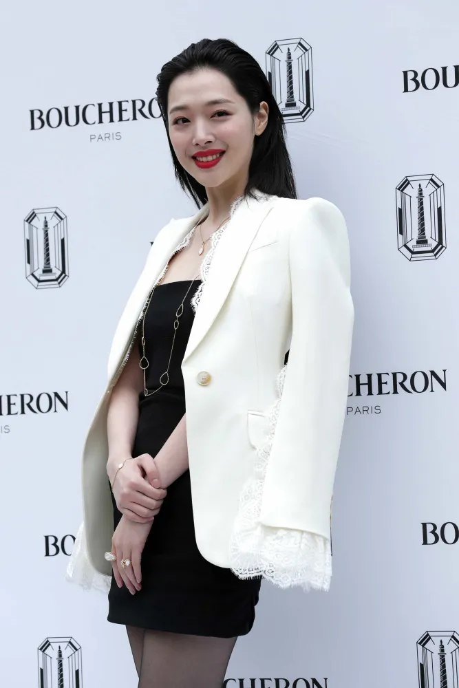 Sulli, ex-integrante do f(x), sorrindo em uma foto, uma imagem que contrasta com sua trágica morte.