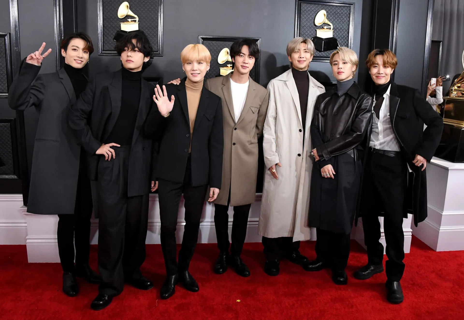Um grupo masculino de K-pop posando juntos, uma formação comum na indústria.