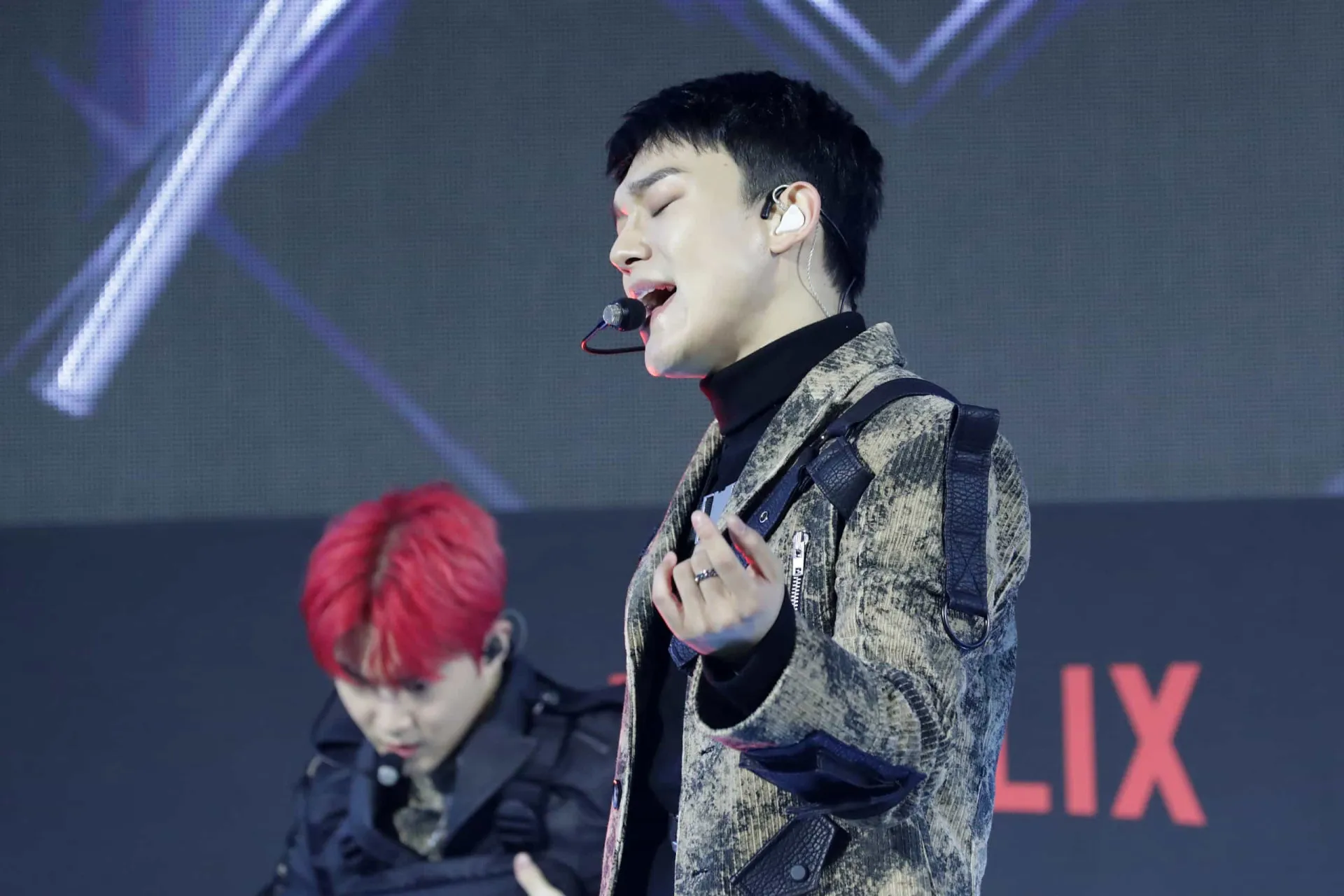 Chen, do grupo Exo, que enfrentou uma reação extremamente negativa dos fãs ao anunciar seu casamento.
