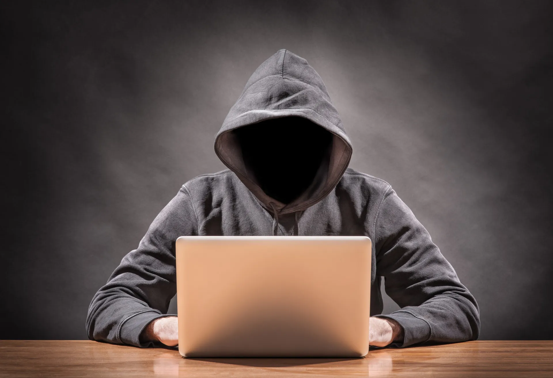Uma mulher sendo alvo de comentários negativos online, representando o cyberbullying sofrido por ídolas de K-pop.