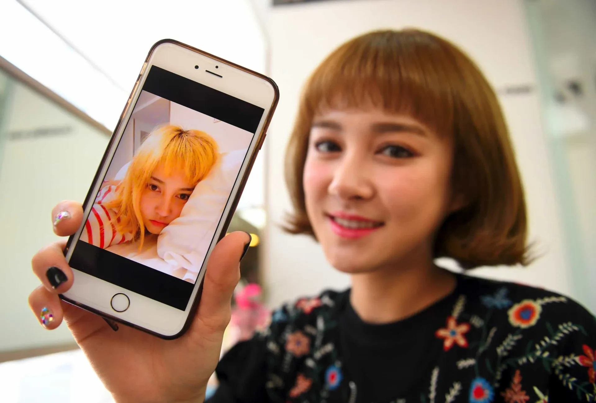 Grupo de K-pop posando, com visuais que muitas vezes são resultado de procedimentos estéticos.