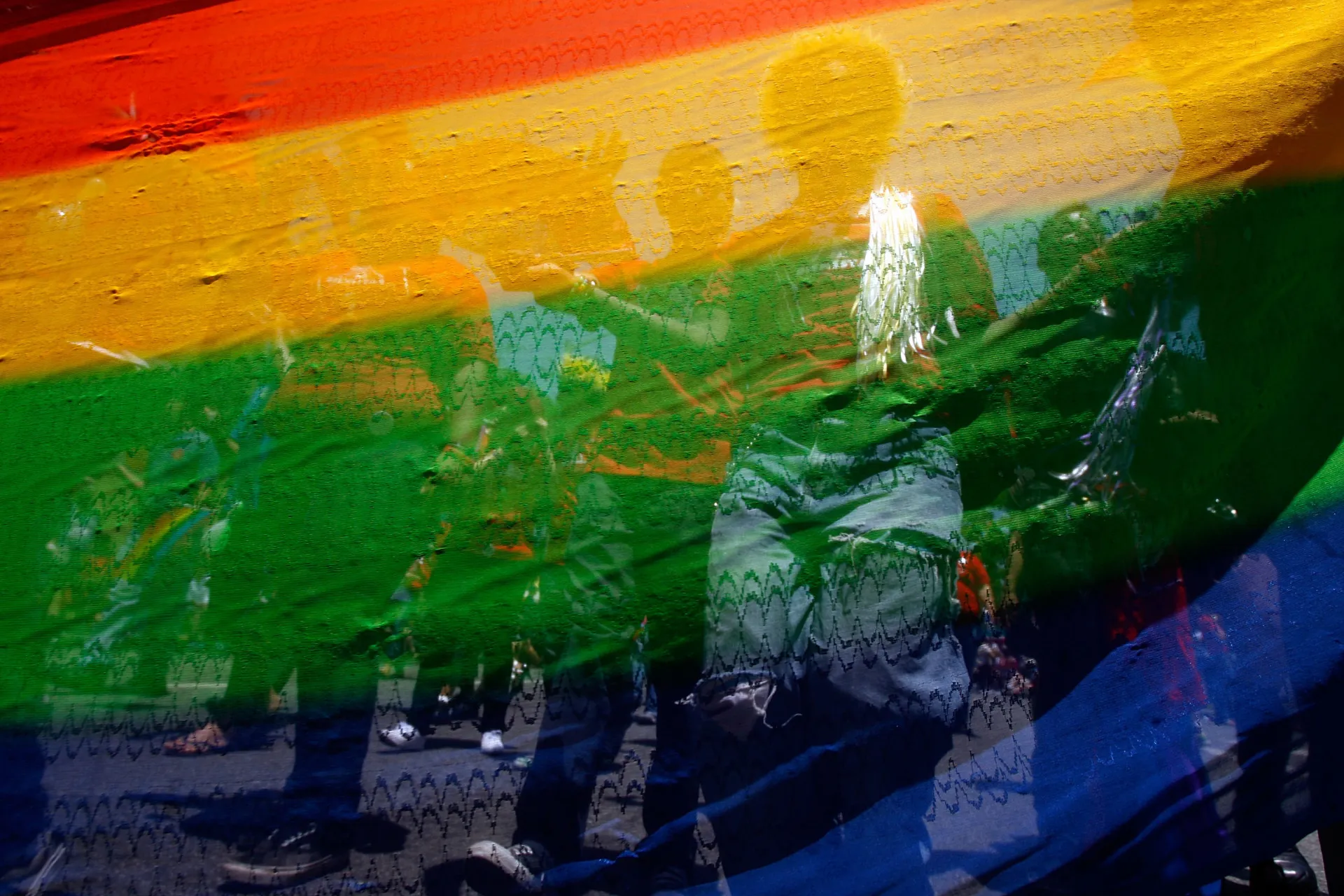 Uma bandeira do orgulho LGBTQ+ em foco, representando a luta por visibilidade e aceitação.