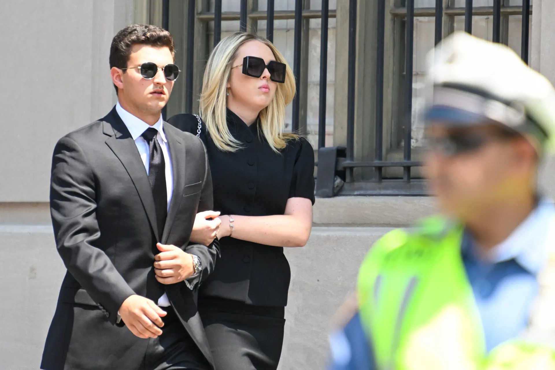 Tiffany Trump exibindo seu anel de noivado de diamante, ao lado de seu marido Michael Boulos.