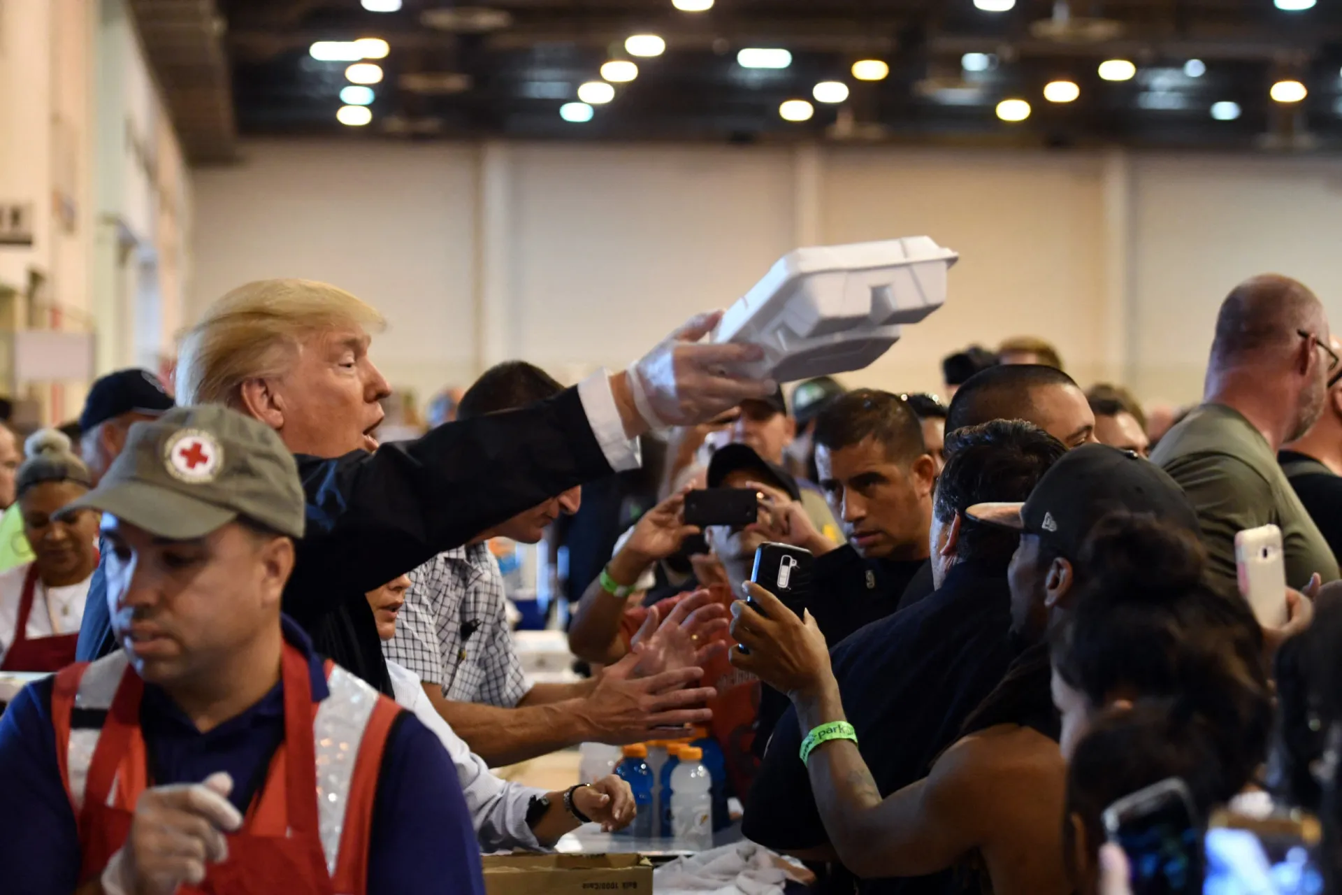 Donald Trump em um evento de caridade, falando em um pódio.