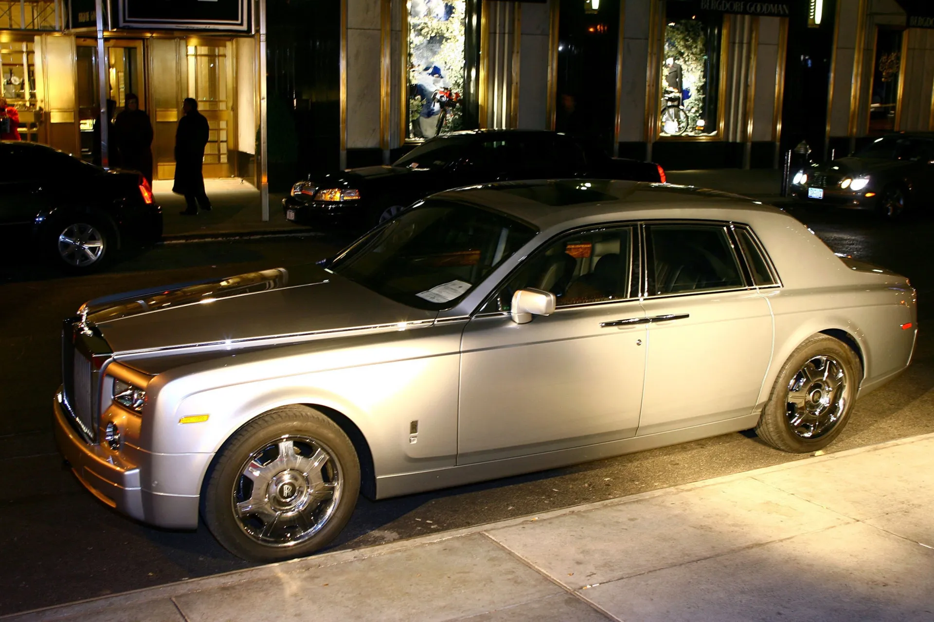 Um luxuoso carro Rolls-Royce, semelhante aos da coleção de Donald Trump.
