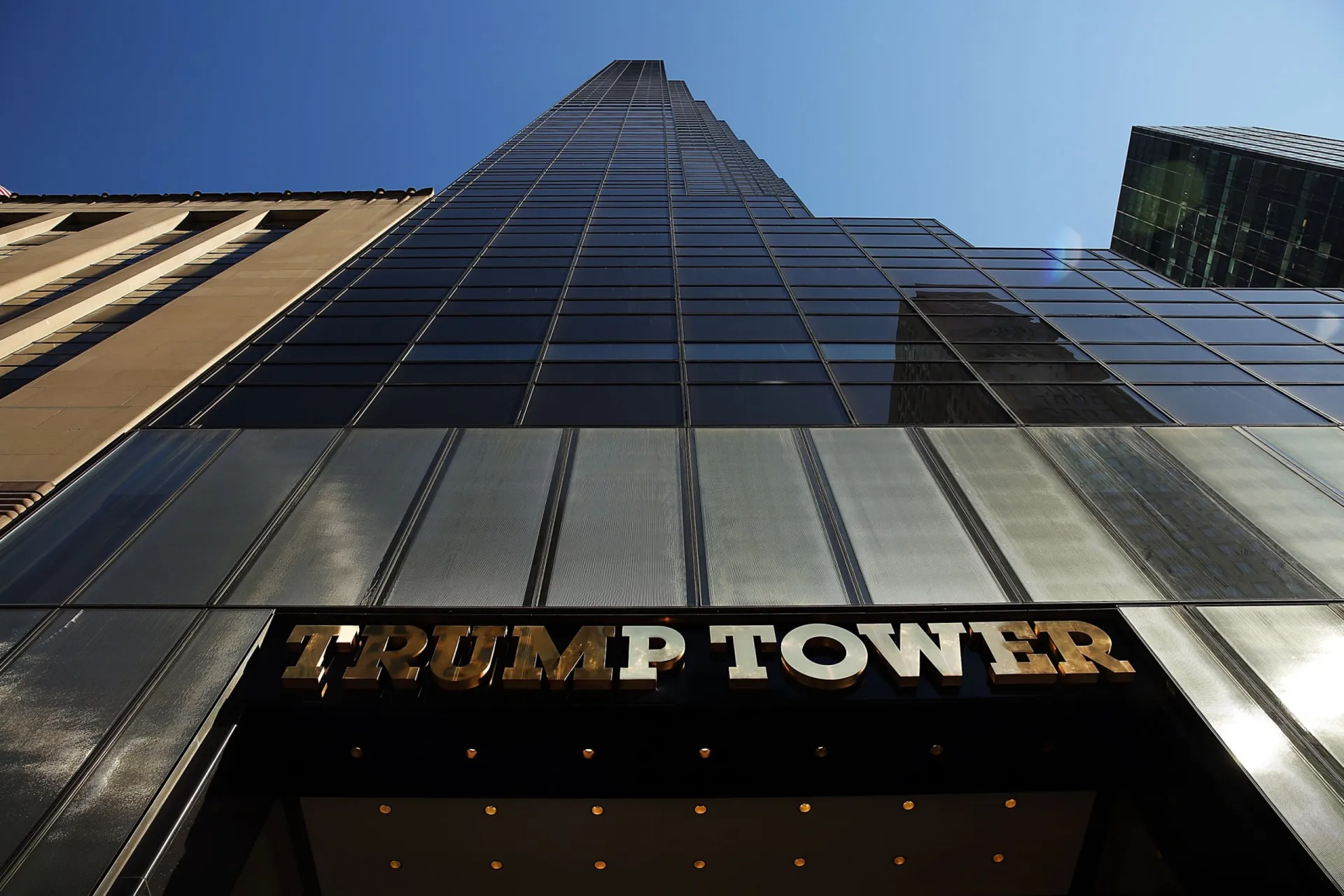 Interior luxuoso e dourado da cobertura de Donald Trump na Trump Tower.
